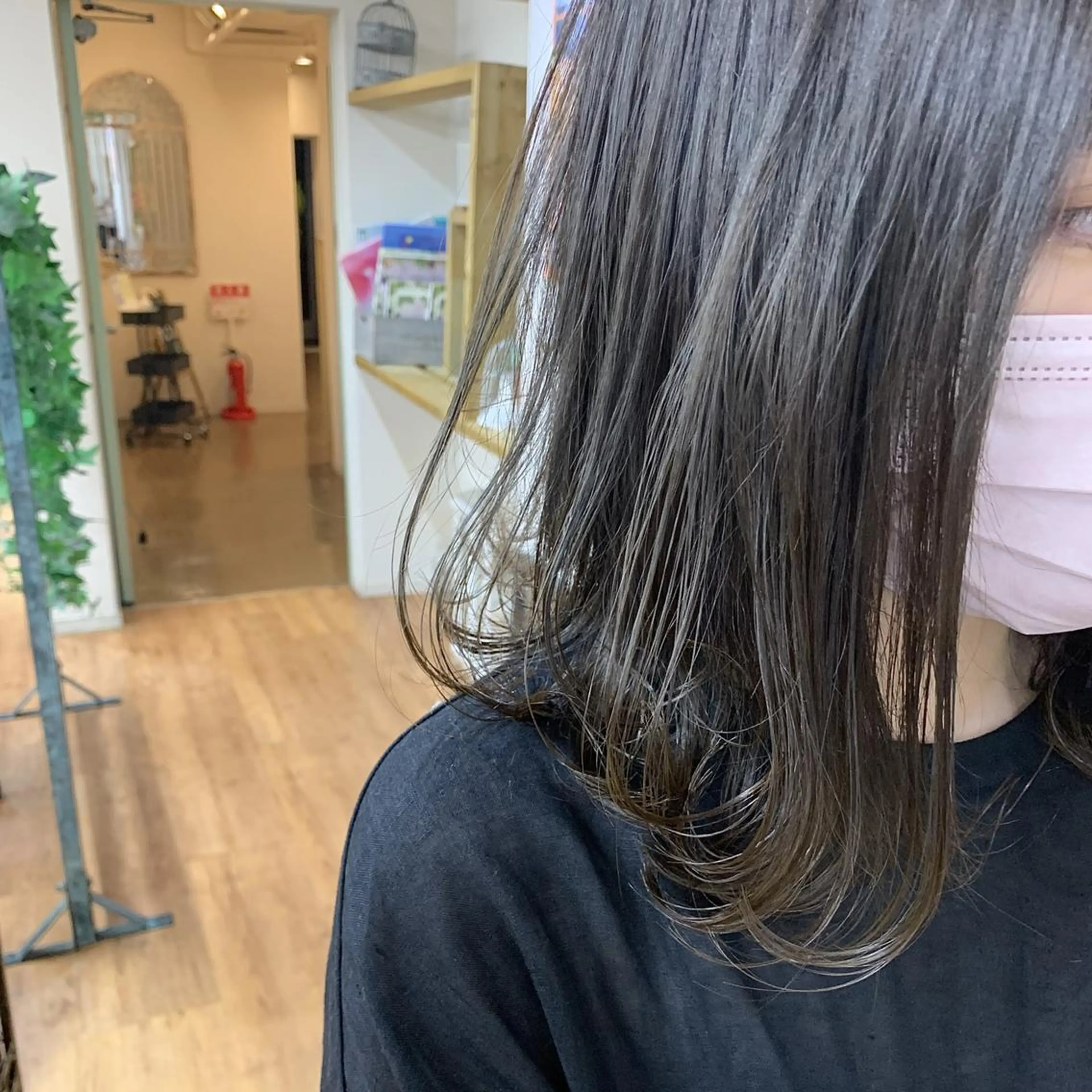 ミディアム カラー ブルーカラー ブルージュ お顔まわりカット🌱 emo.村松泉綺のヘアスタイル