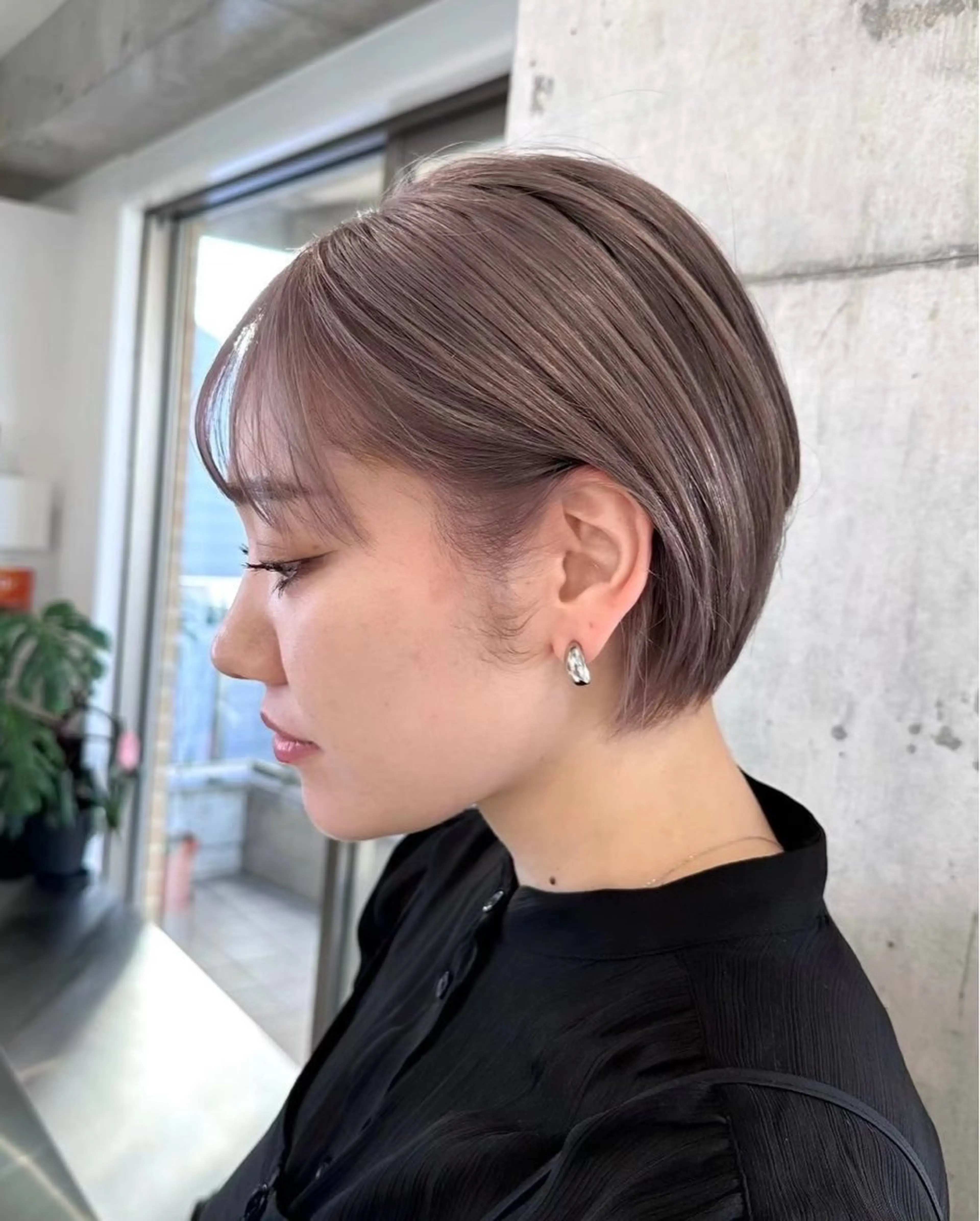 ショート カラー ベージュカラー ブリーチ グレージュ ハイトーンカラー ハイトーングレージュ 磯　亜由香 🌷ブリーチのヘアスタイル
