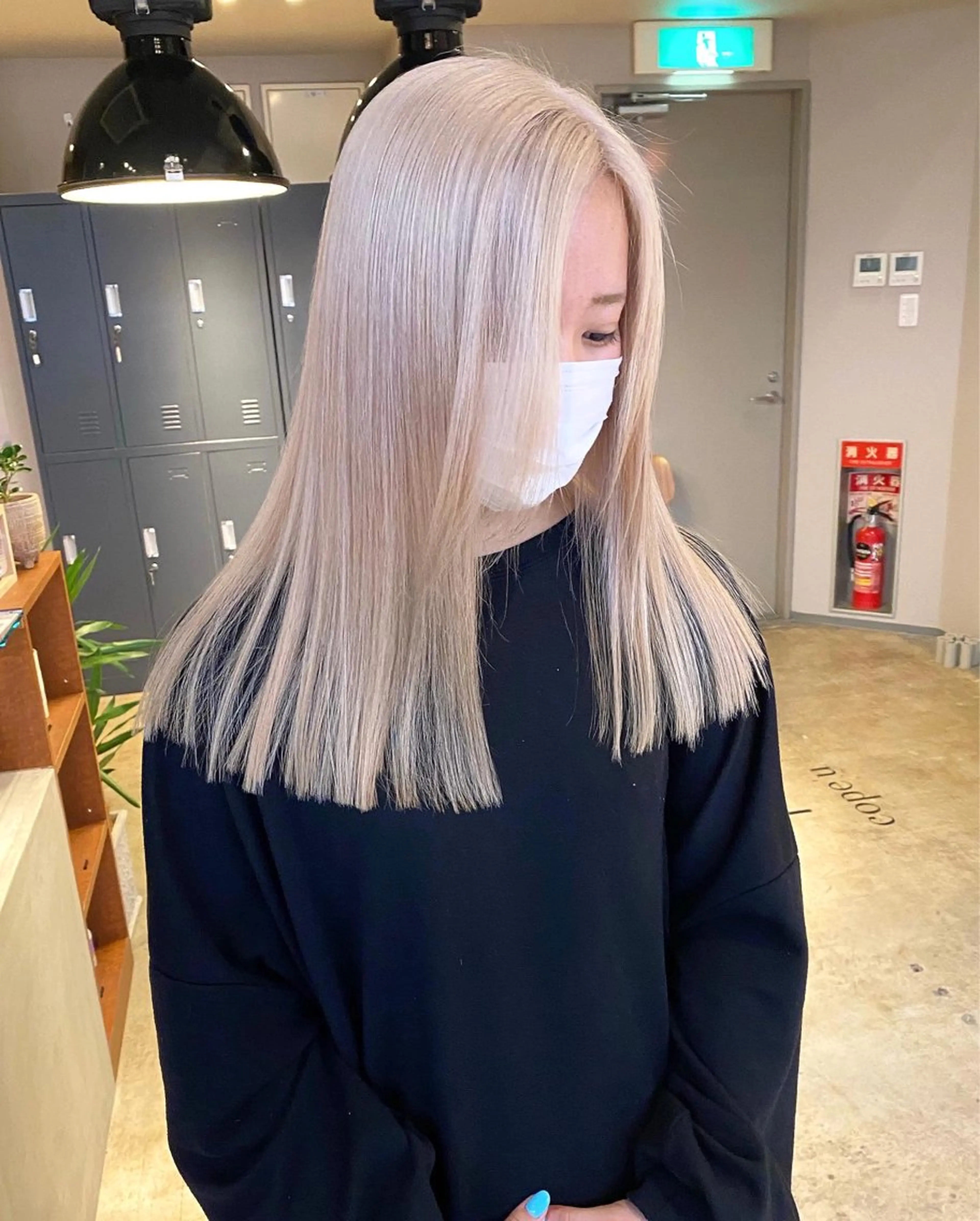 ロング カット ヘアカラー ミルクティーベージュ outaのヘアスタイル