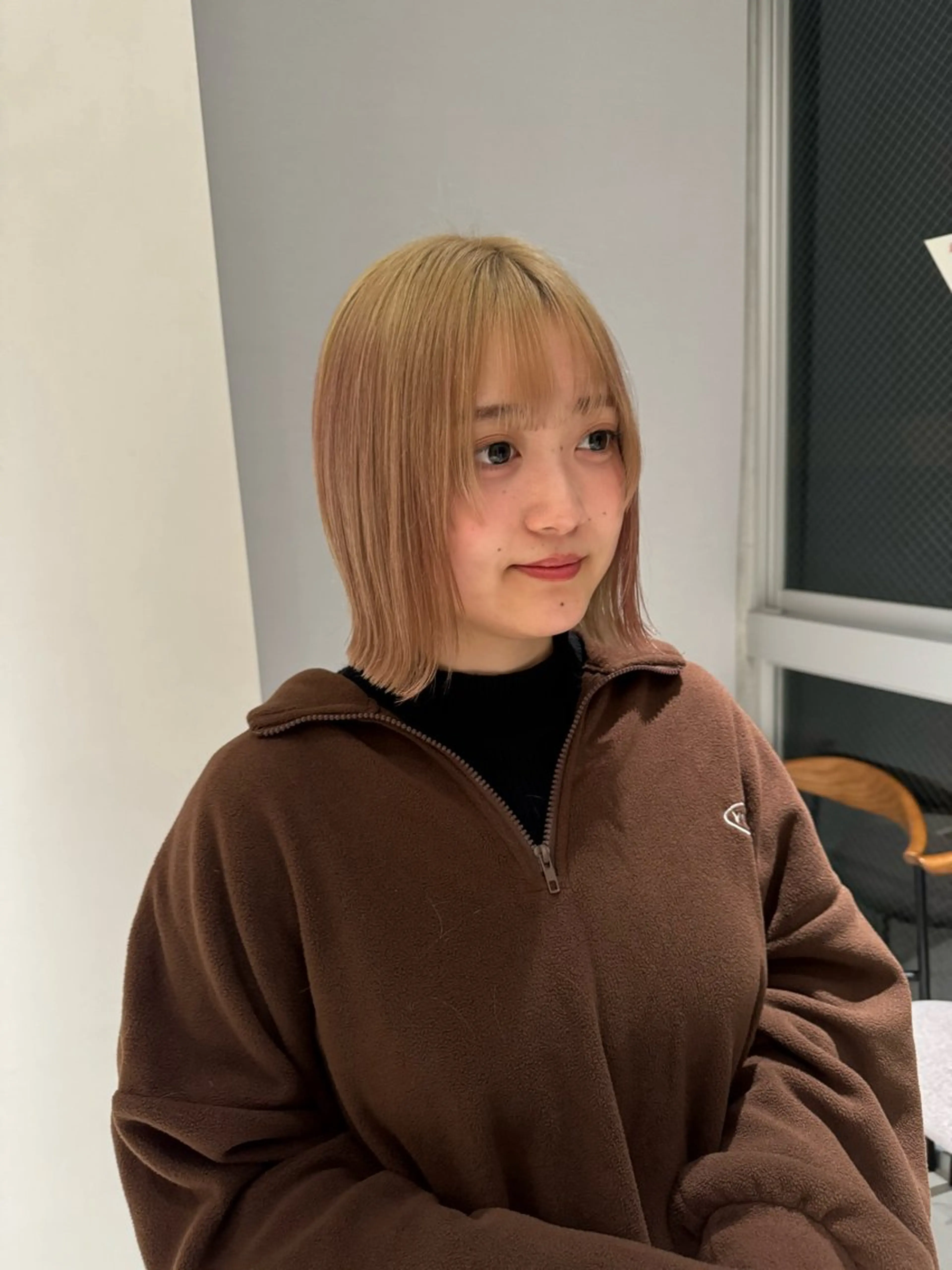 ミディアム ボブ 姫カット 外ハネヘア ブリーチなし 寒色カラーのヘアスタイル
