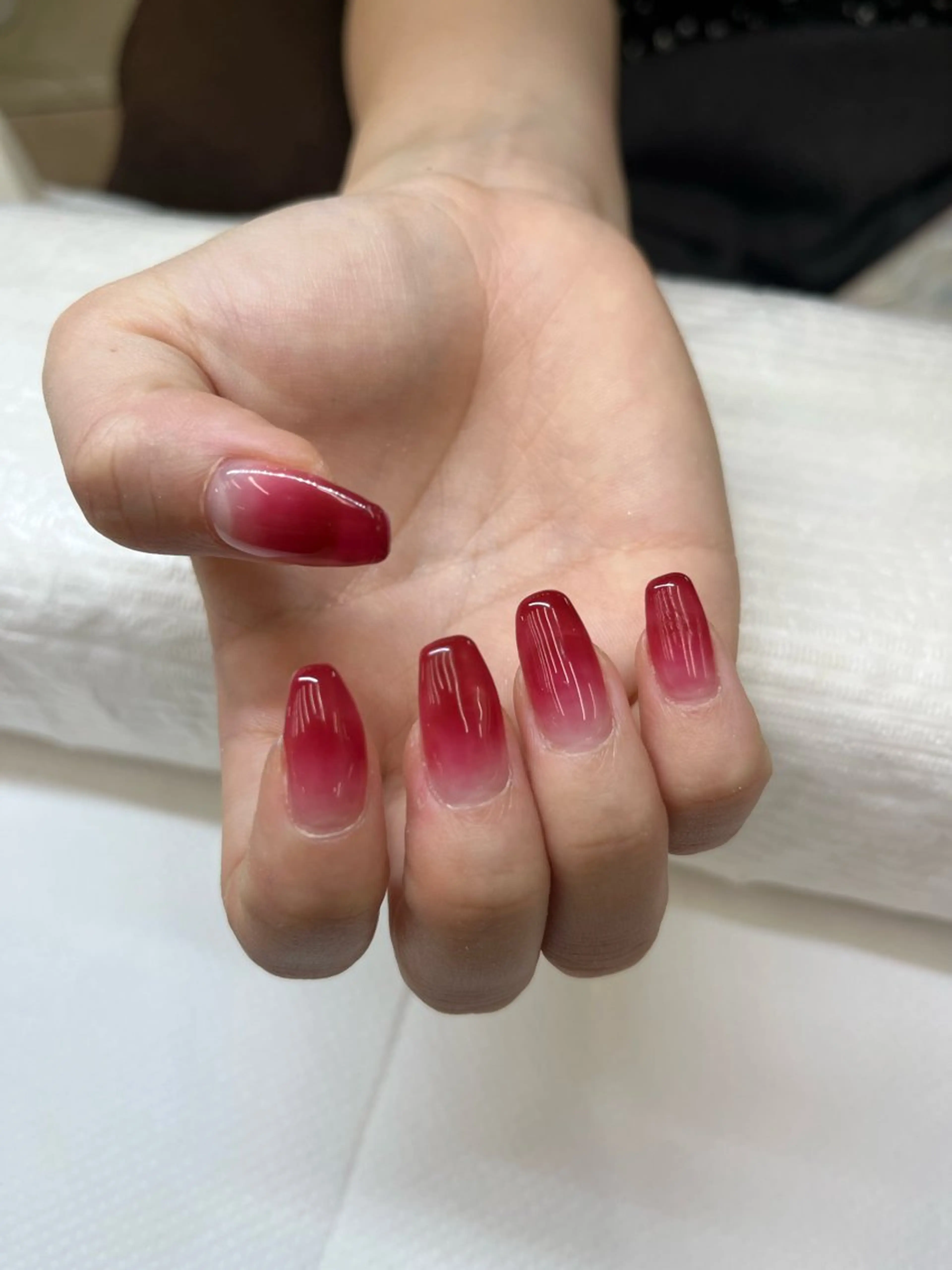 ネイル クリアネイル グラデーション 赤色 MAXKELLY YUNAのネイルデザイン