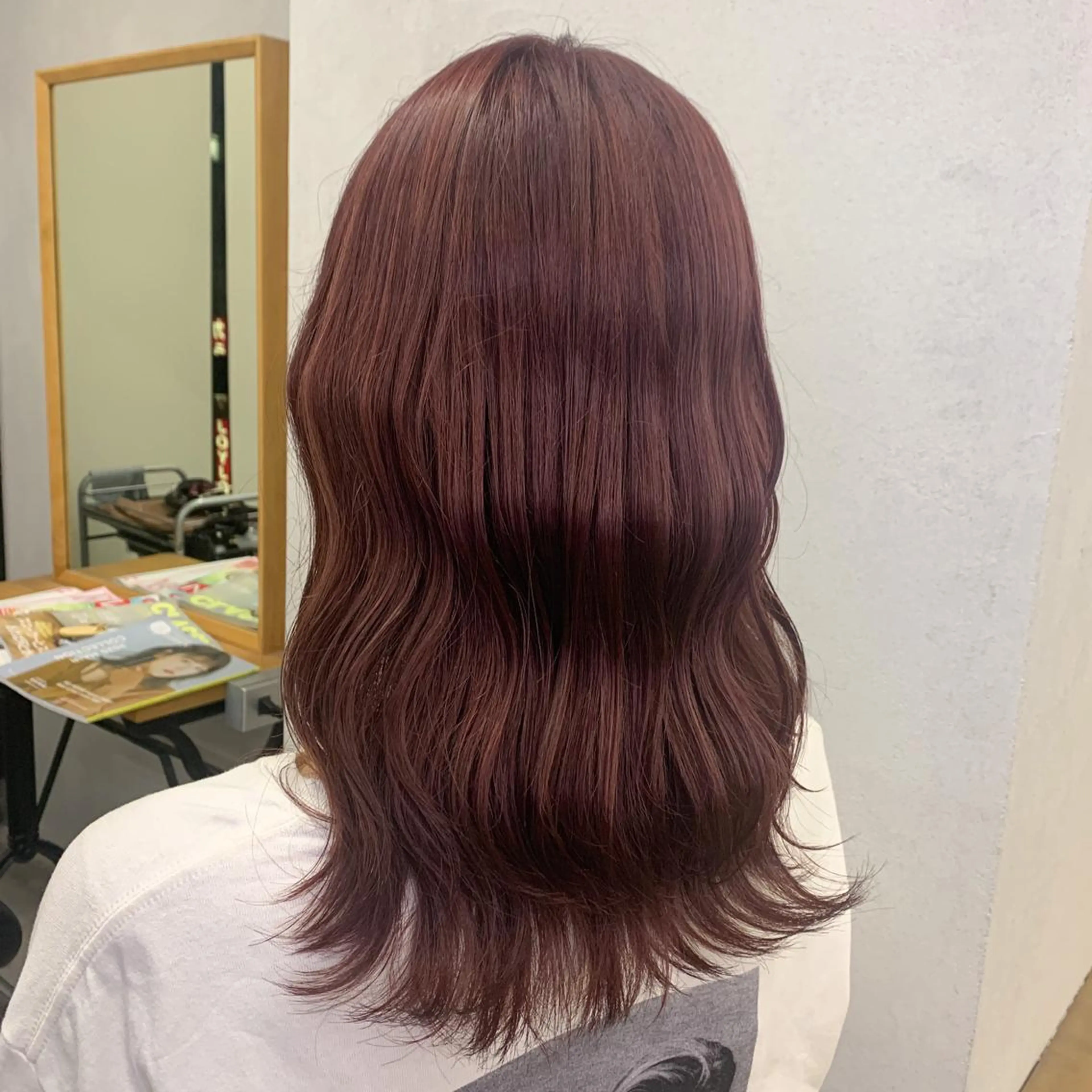 セミロング カラー ブリーチ ピンクカラー 難波 茜のヘアスタイル