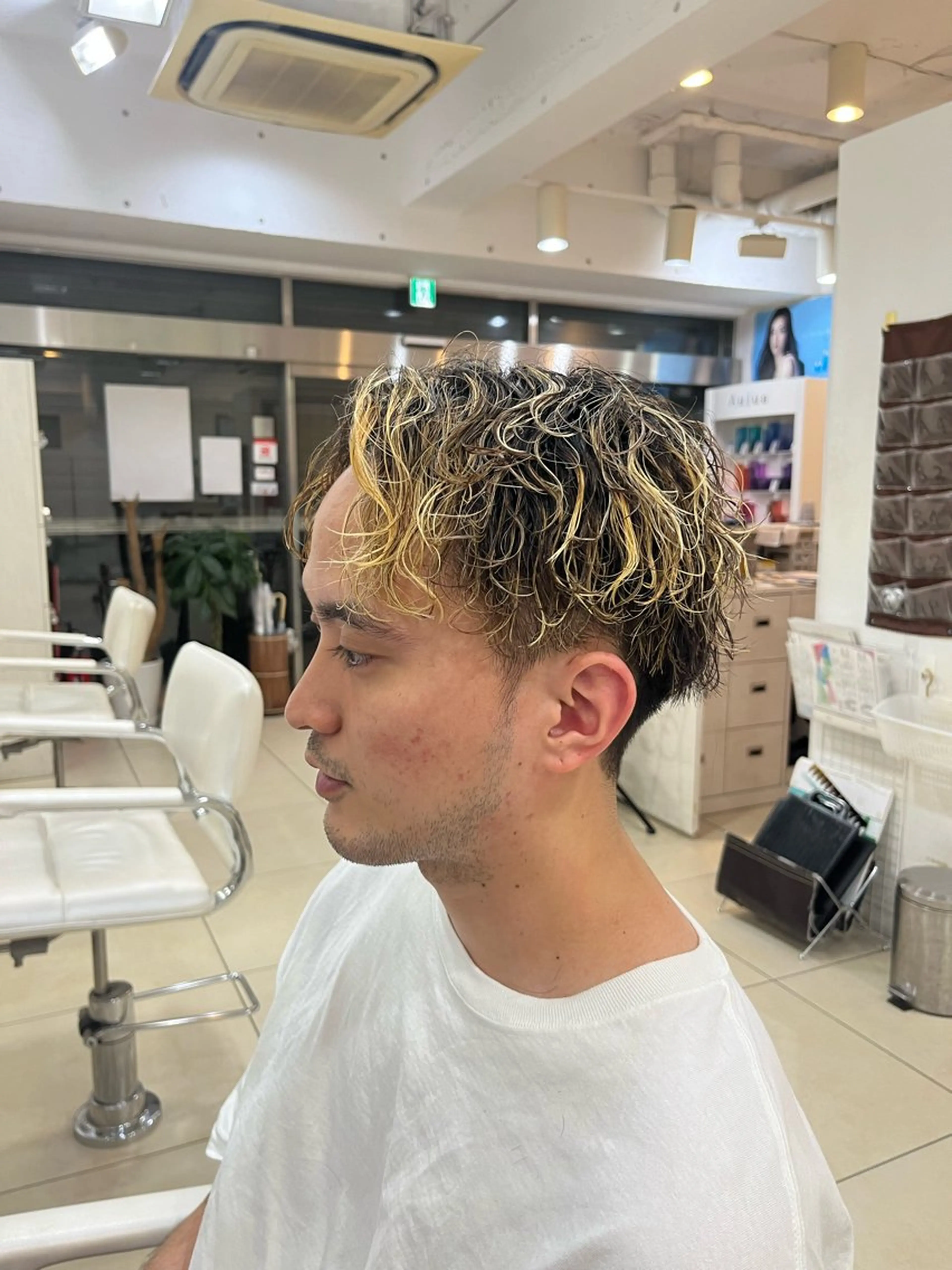 ショート パーマ メンズ センターパート メンズハイライト メンズパーマ 波巻きパーマ ハイライト カット ヘアカラー パーマ カルマ・ニュアンス パーマ　須田龍世のヘアスタイル