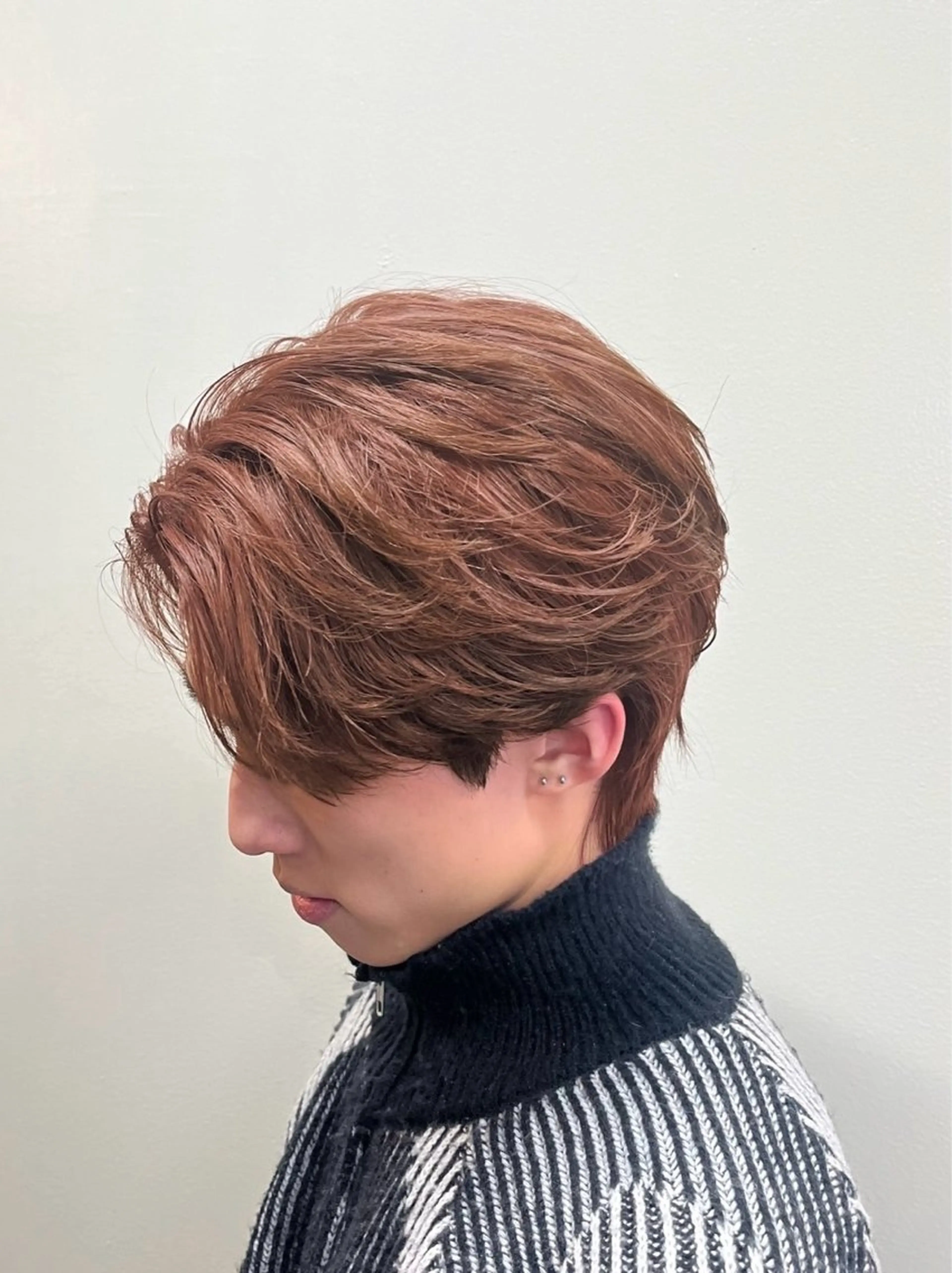 ショート カラー パーマ メンズ フェザーパーマ メンズパーマ ブラウンカラー ピンクカラー ピンクブラウン カット ヘアカラー パーマ カルマ・ニュアンス パーマ　須田龍世のヘアスタイル
