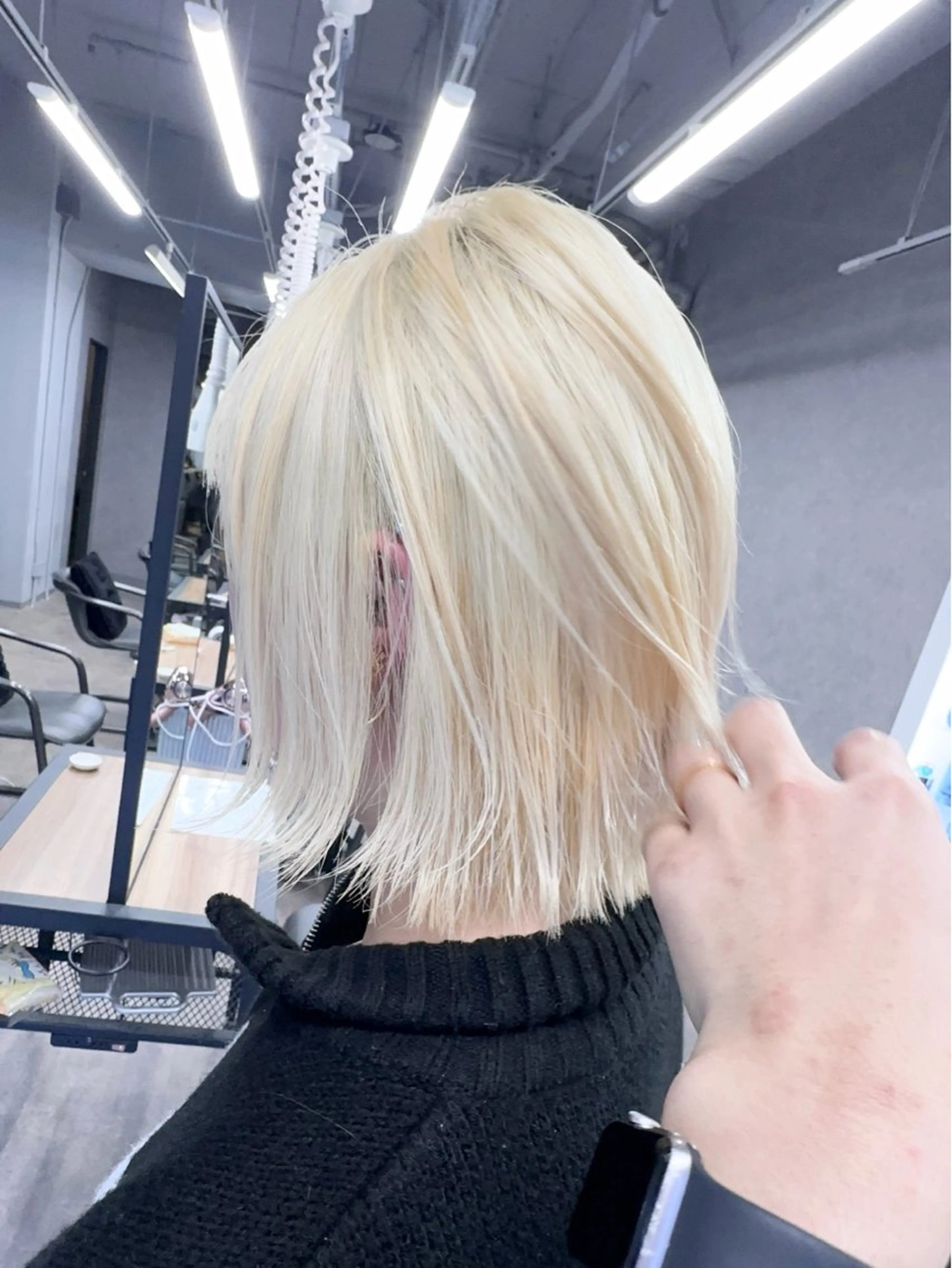 ミディアム ヘアカラー 前髪カット🩶レイヤ ー🩶ハイトーン🩶のヘアスタイル