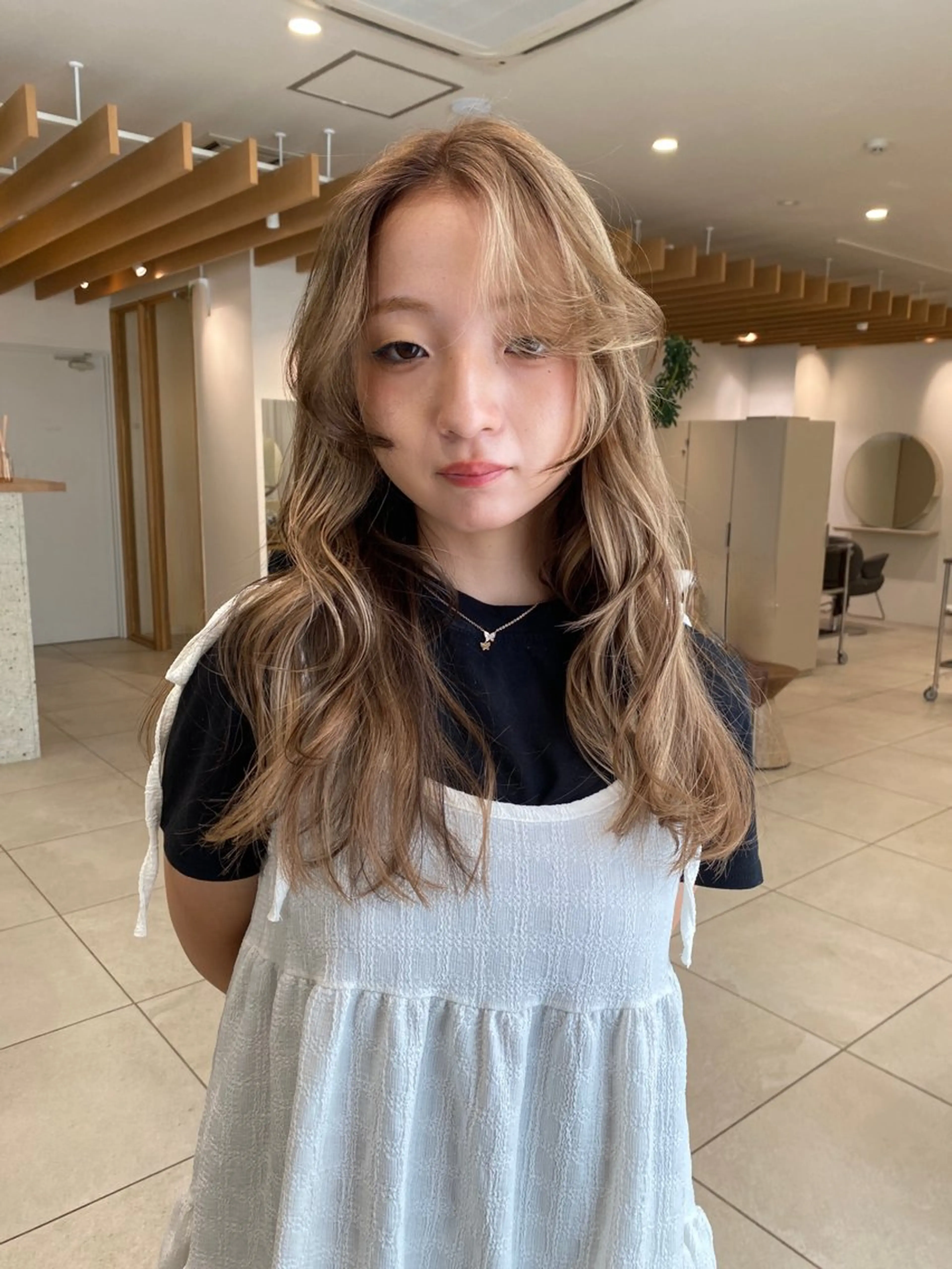 ロング ハイライト ヘアカラー トリートメント キタ リオナのヘアスタイル