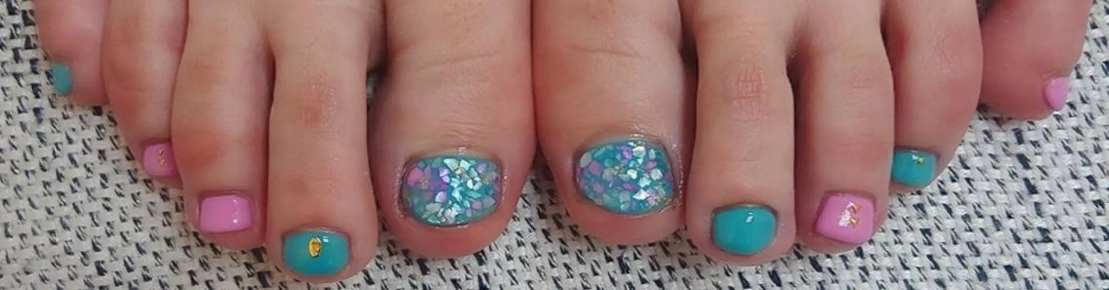 ネイル グリーン ピンク 🍒当日もOK🍒 𝑳𝑼𝑵𝑨花井のネイルデザイン