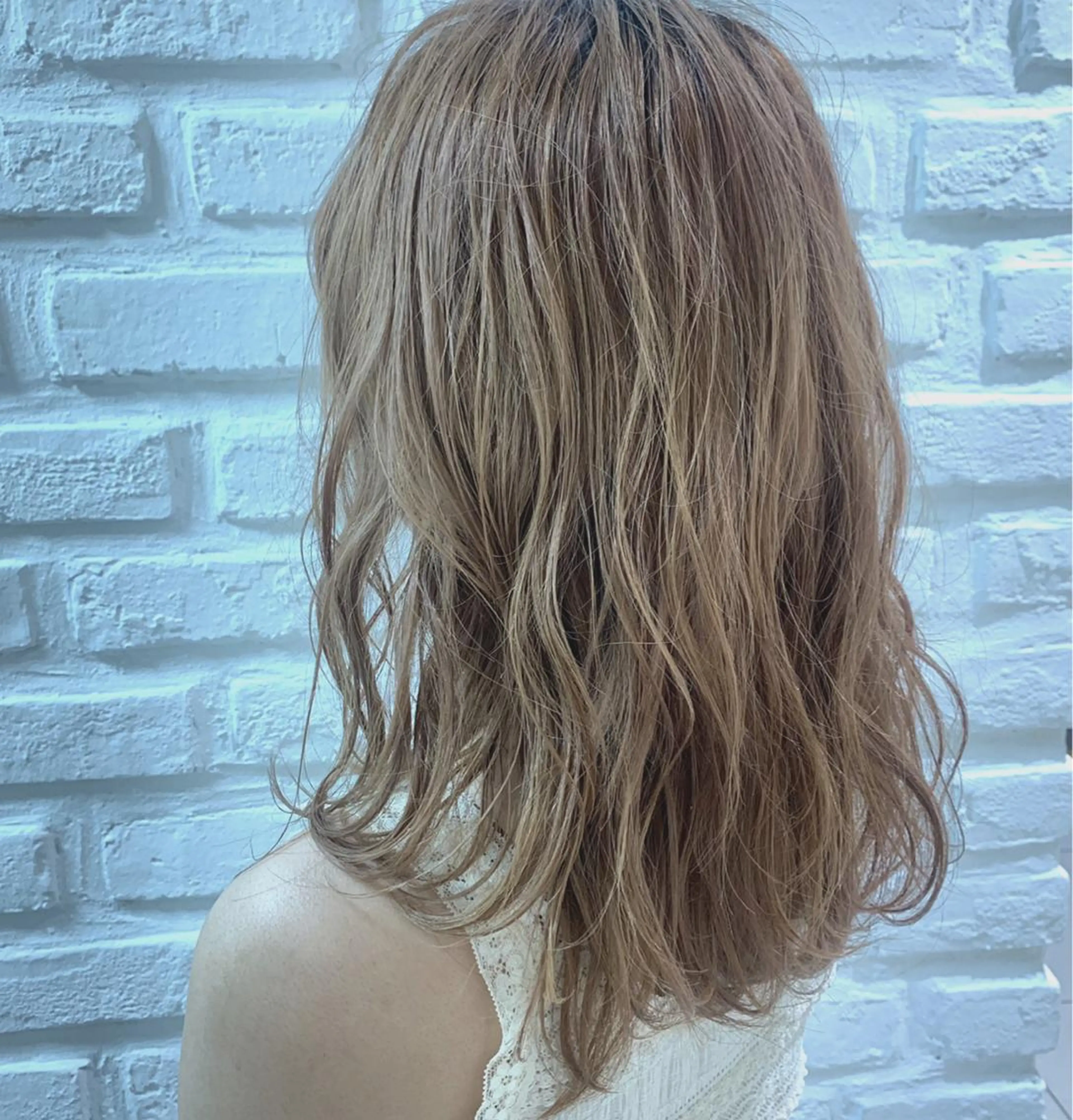 セミロング カラー ベージュカラー ブリーチ ハイトーンカラー イルミナカラー カット ヘアカラー パーマ 縮毛矯正 トリートメント 【デザインカラー】 粥川佳日望のヘアスタイル