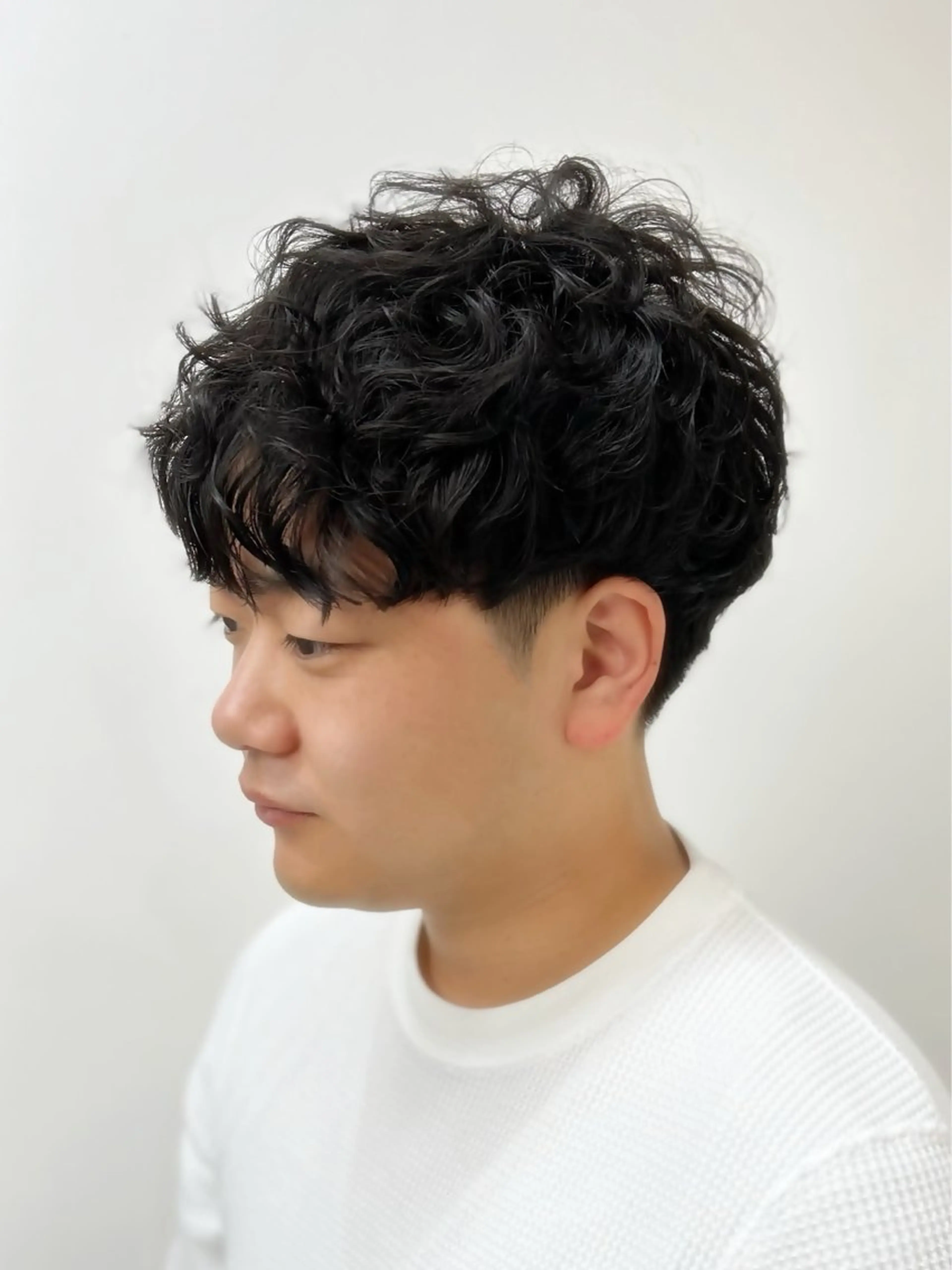 ショート パーマ メンズ メンズ就活ヘア マッシュ メンズパーマ 学生（メンズ向け） 学生 カット パーマ CHELSEA  梅田所属・OKADA/メンズ /カット/眉/縮毛のヘアスタイル