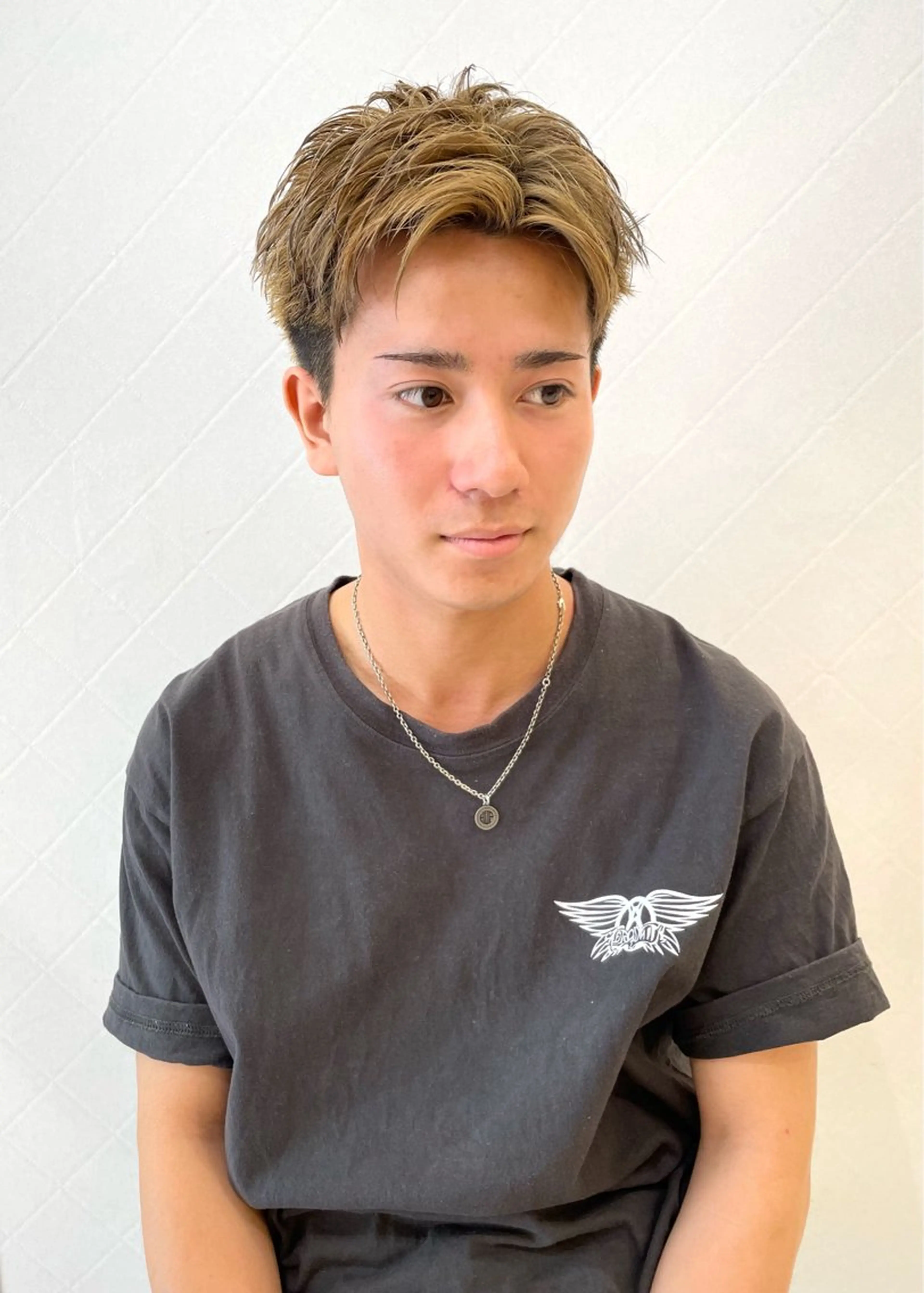 ショート カラー メンズ アップバング メンズブリーチ メンズハイトーン メンズショート スパイキーショート 縮毛矯正／暖色カラー ／カット／古津遼平のヘアスタイル