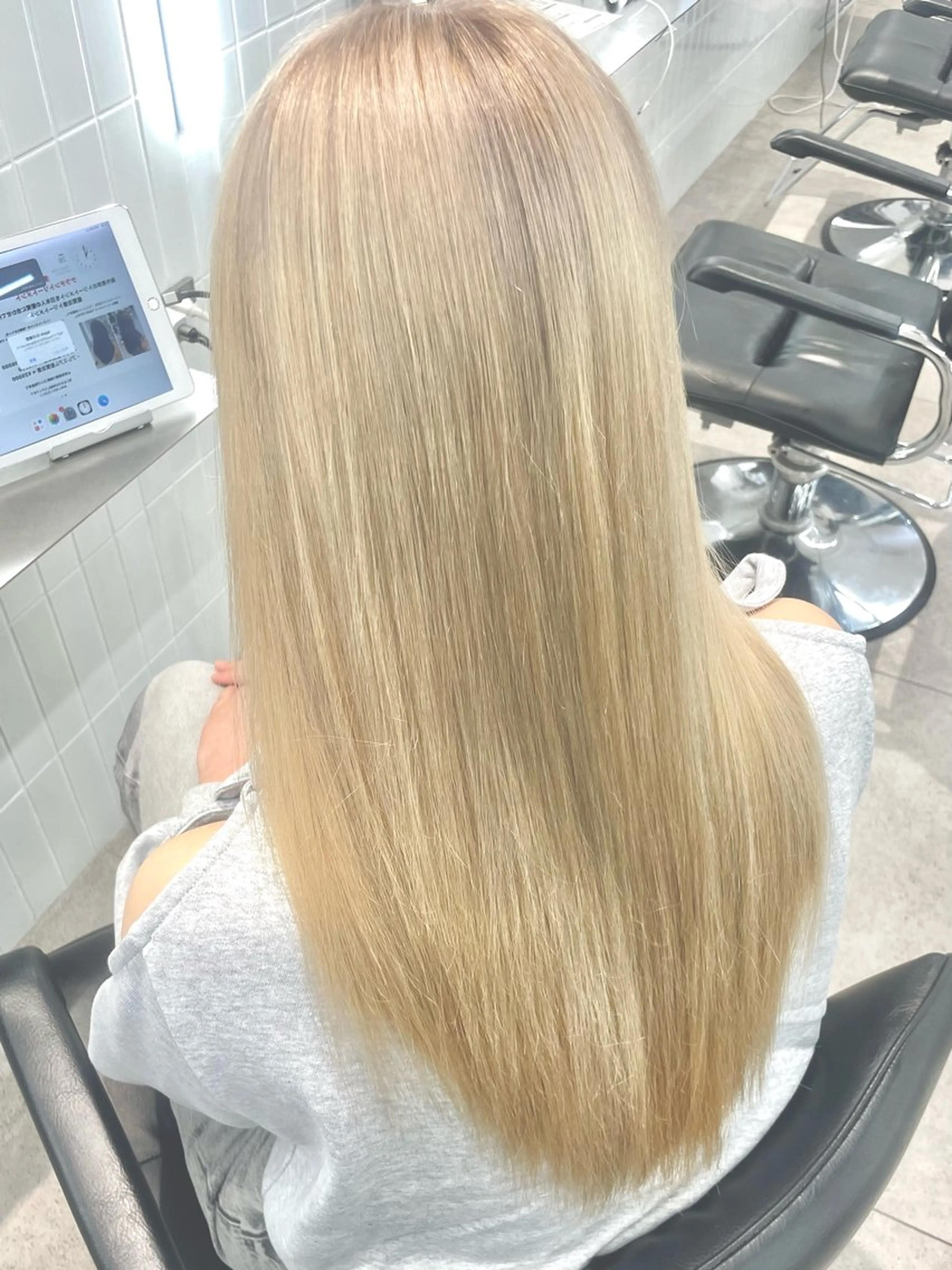 ロング カラー ベージュカラー ブリーチ ブロンド ミルクティーベージュ ホワイトベージュ ヘアカラー 🌊海外ハイライト リタッチ/縮毛矯正のヘアスタイル