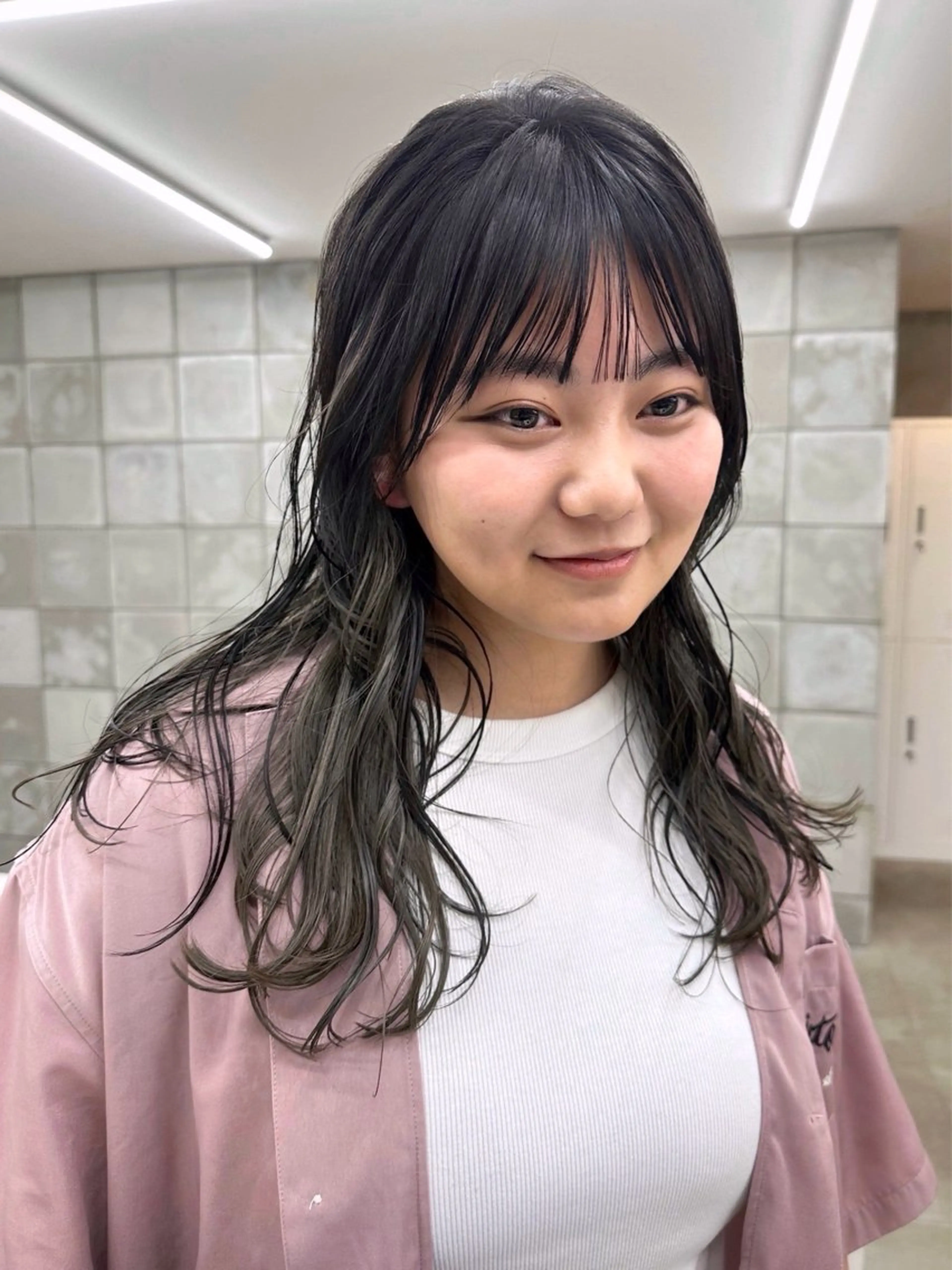 ミディアム カラー ブリーチ グレージュ インナーカラー オリーブグレージュ オリーブグレー カット ヘアカラー 榛地 渉馬のヘアスタイル