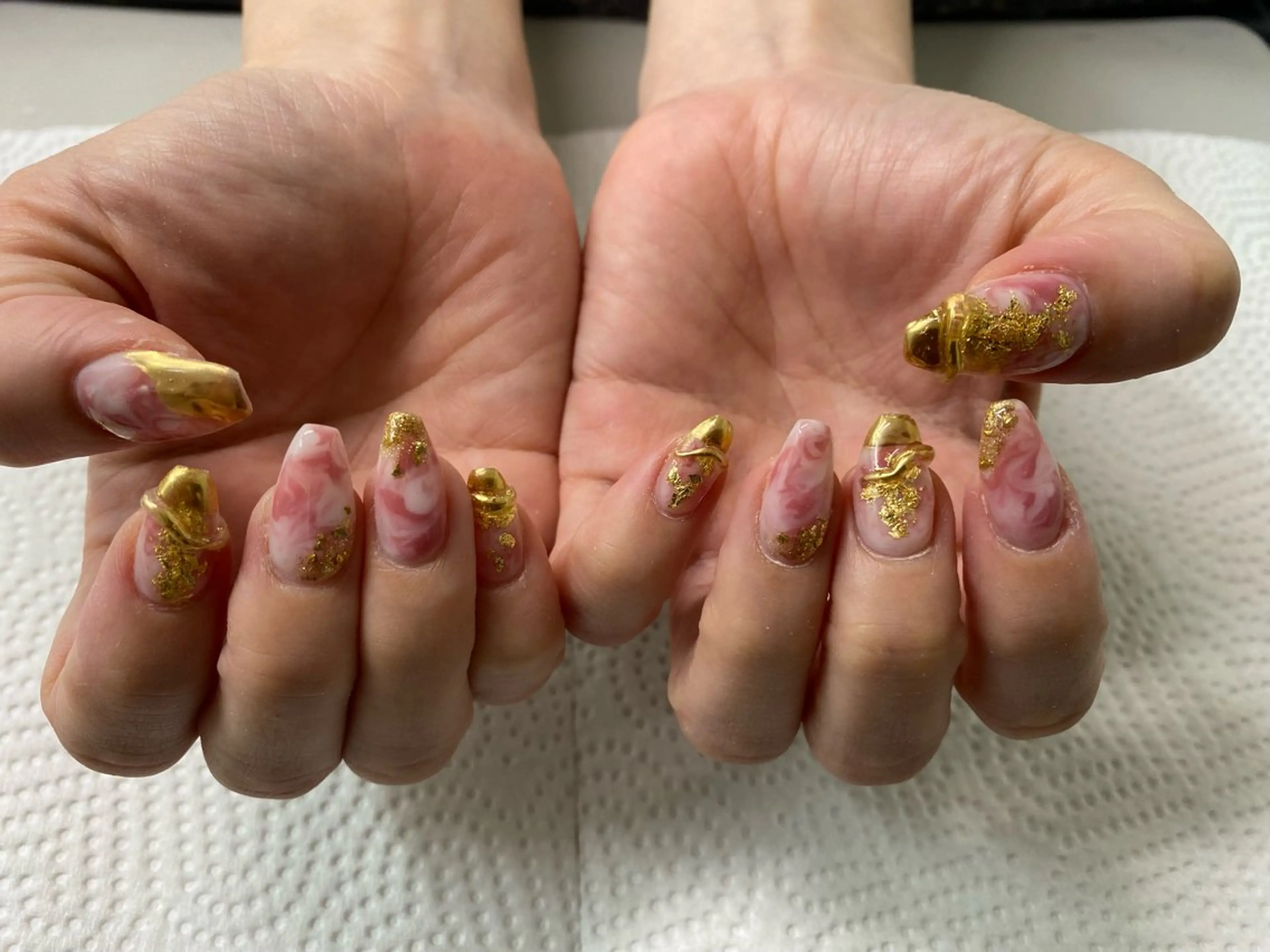 ネイル アートネイル ゴールド 大理石ネイル(マーブル) ピンク ホワイト free nail所属・K. Mのネイルデザイン