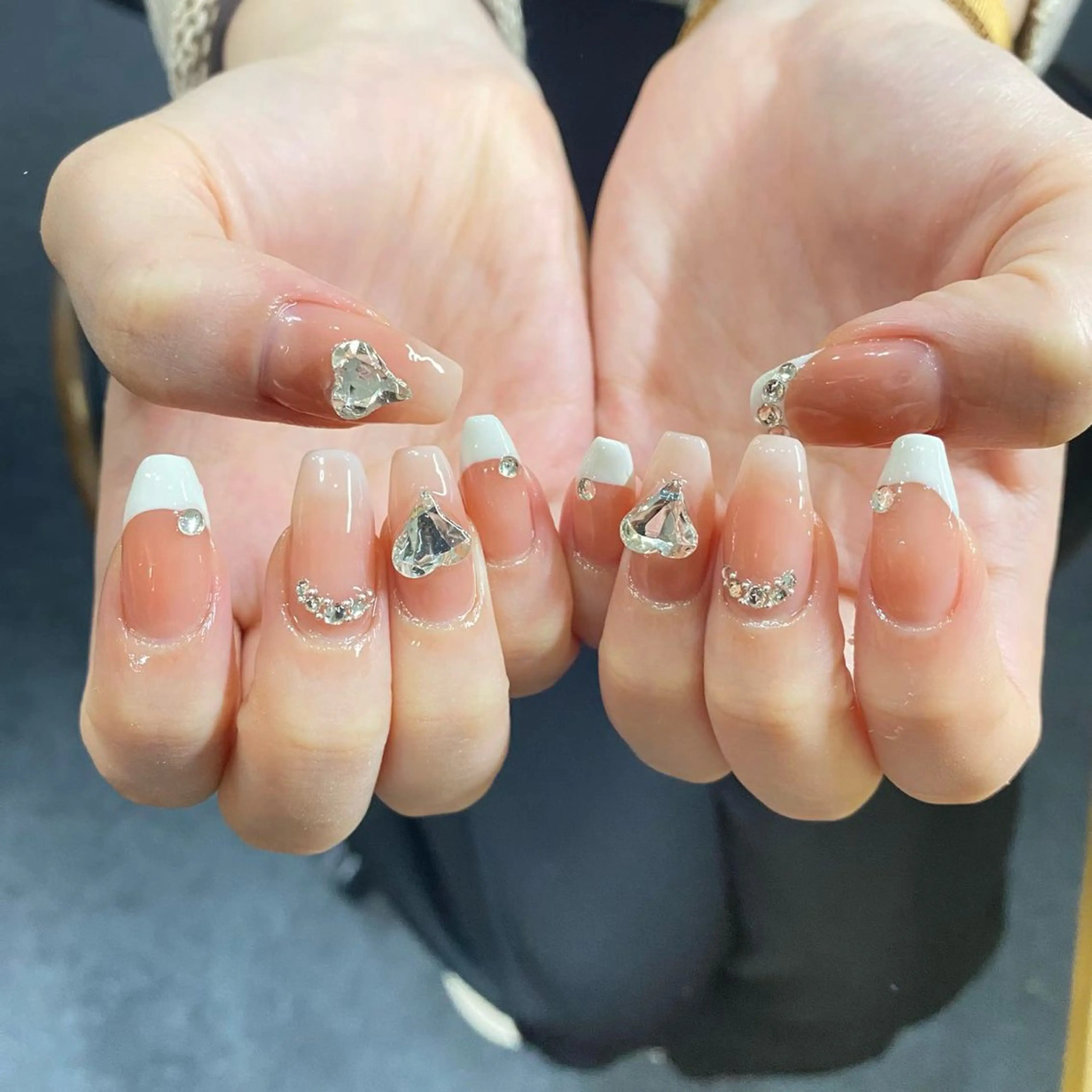 ネイル フレンチネイル ピンク ピンクベージュ シルバー ホワイト ハンドネイル ハンドケア 🎀NAIL🎀 AI🪄︎︎◝✩のネイルデザイン