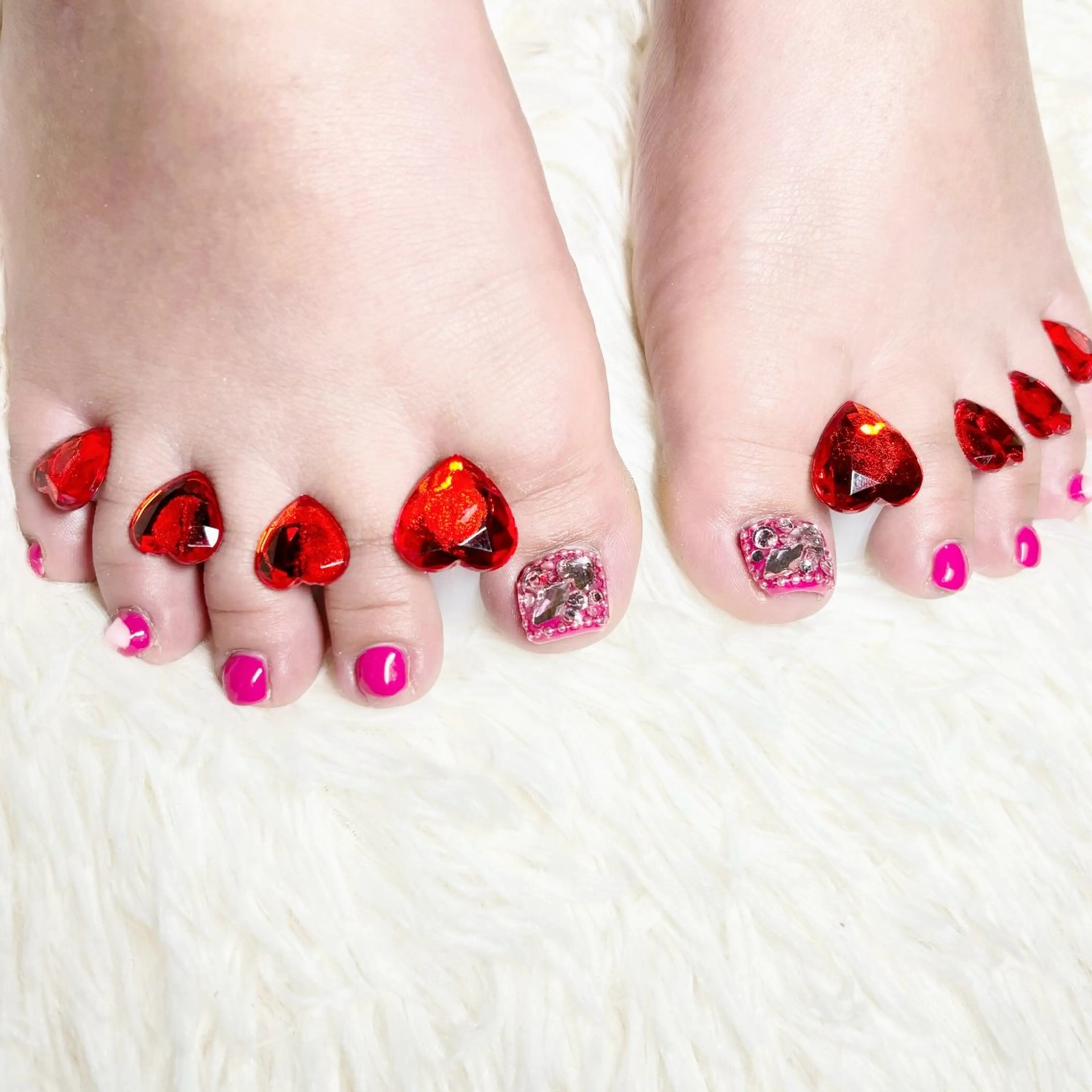 ネイル ピンク ストーンネイル フットネイル nail salon Ecrin所属・前島 稀歩のネイルデザイン