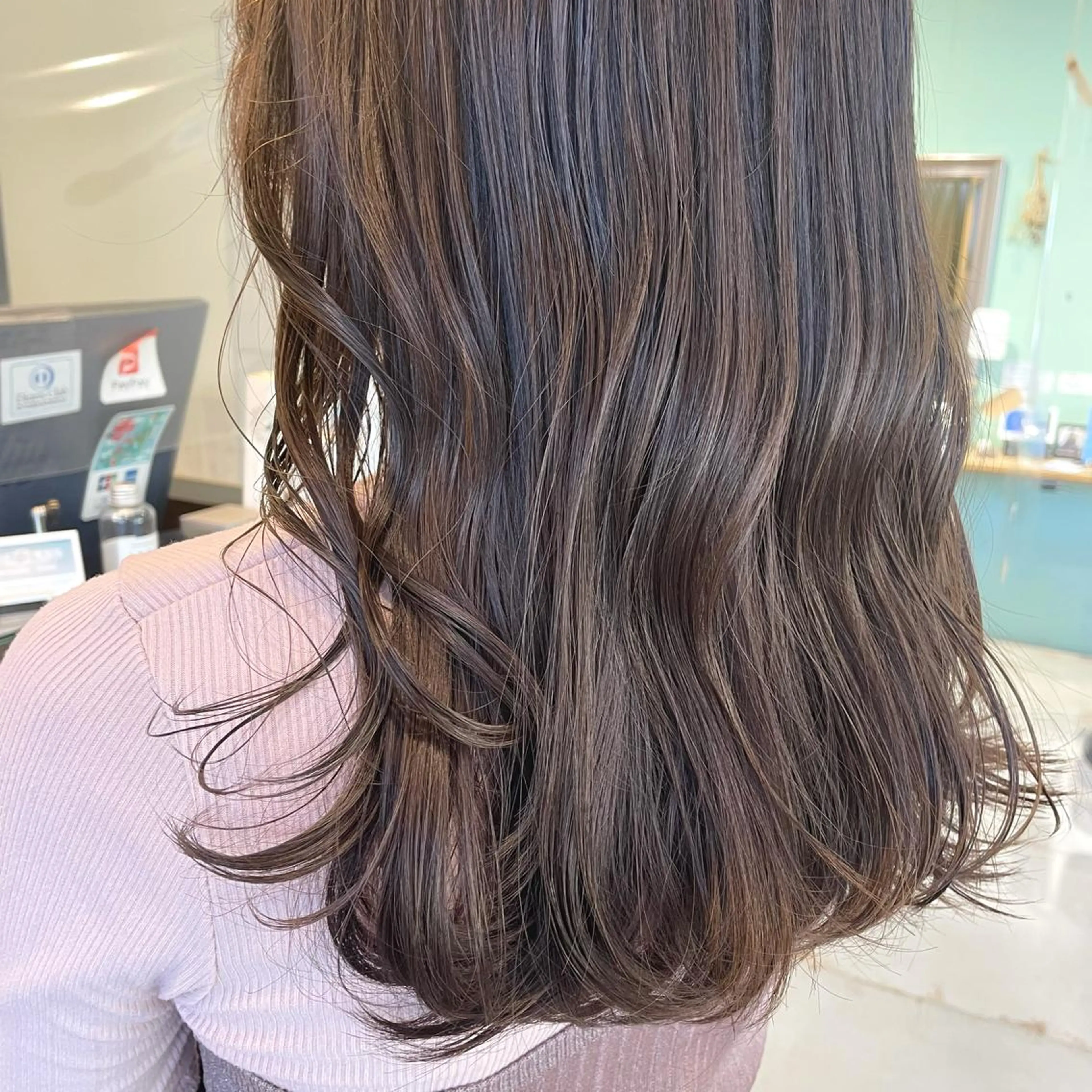 セミロング カラー スナコザワ レナのヘアスタイル