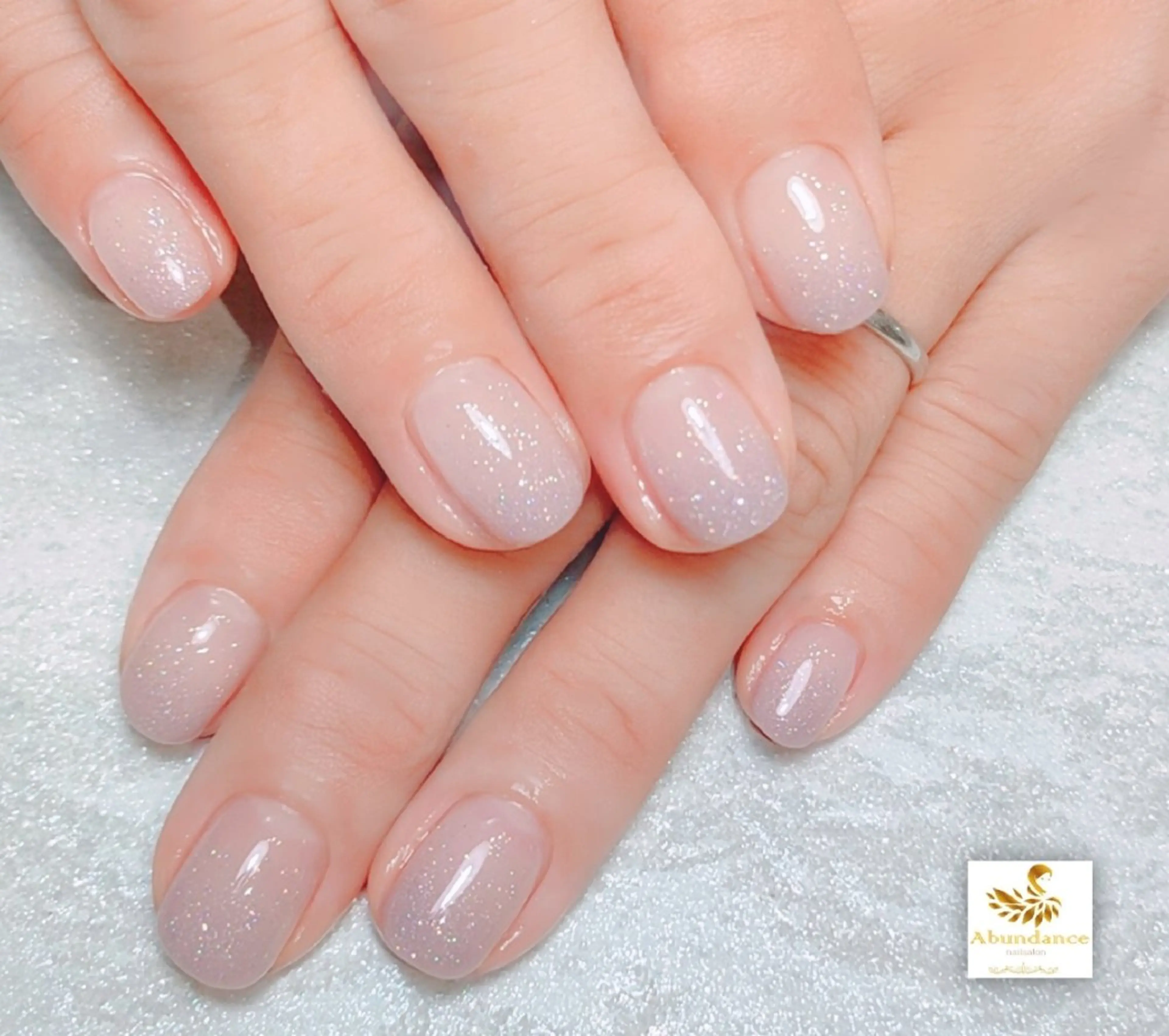 ネイル グラデーション ラメ(グリッター) ラメグラデーション オフィスネイル ハンドネイル 完全予約制個室サロン Abundancesのネイルデザイン