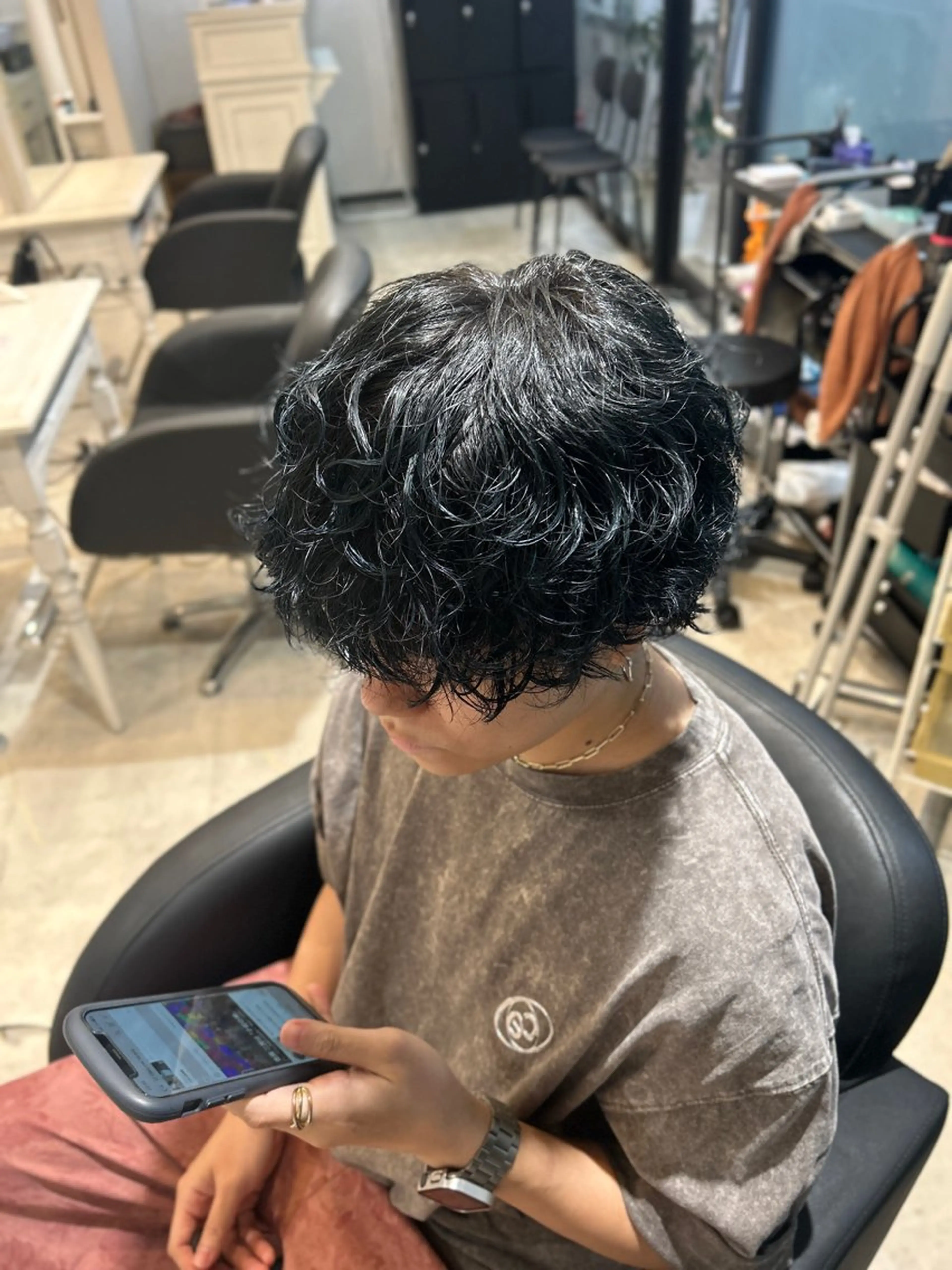カラー パーマ メンズ メンズパーマ 黒髪 ブルーカラー ブルーブラック カット ヘアカラー パーマ ulus libre所属・緩め雰囲気パーマ/ マンツーマン森隆之介のヘアスタイル