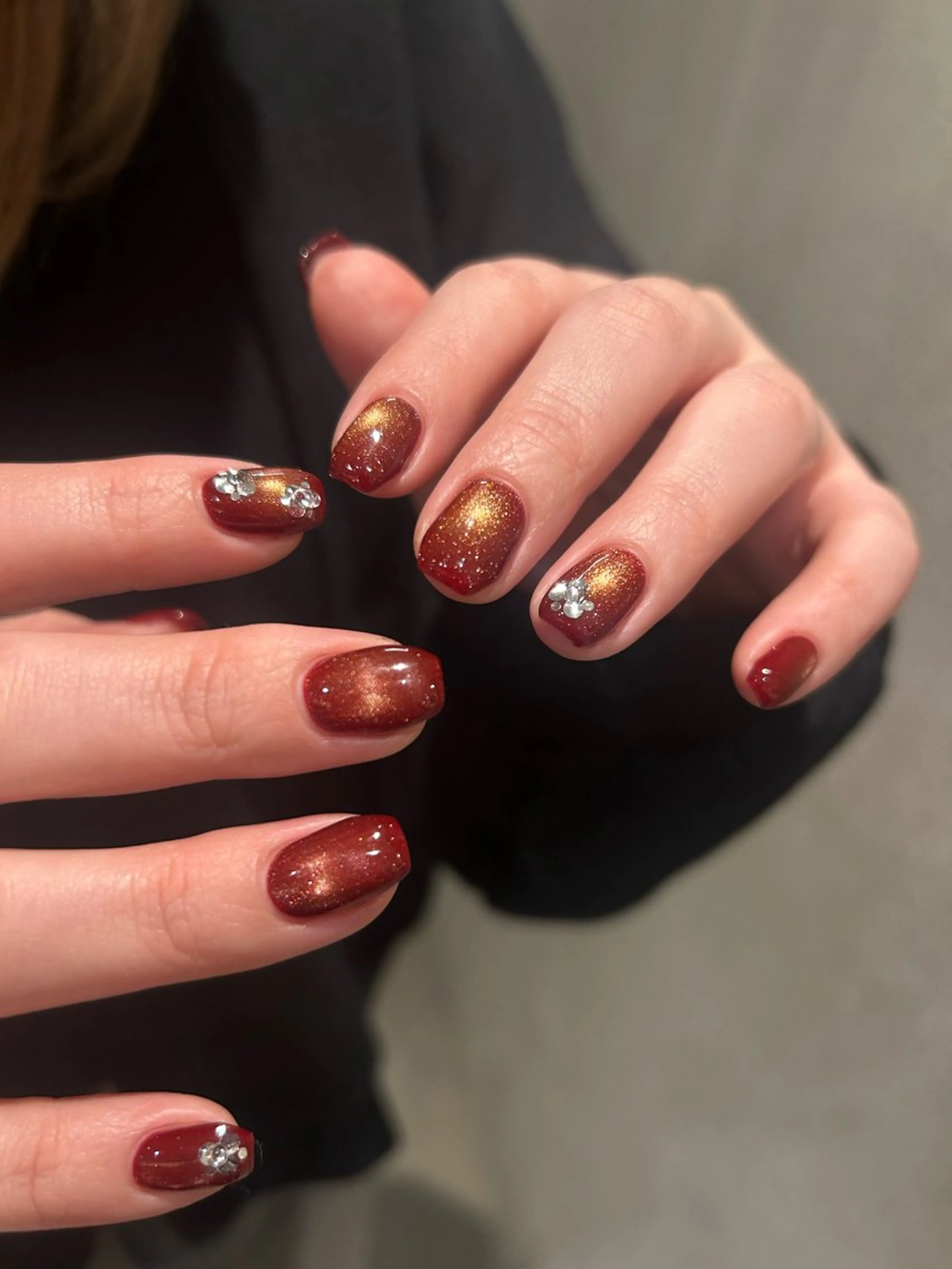 ネイル ホログラムネイル キラキラネイル マグネットネイル 赤色 ハンドネイル tote. harunaのネイルデザイン