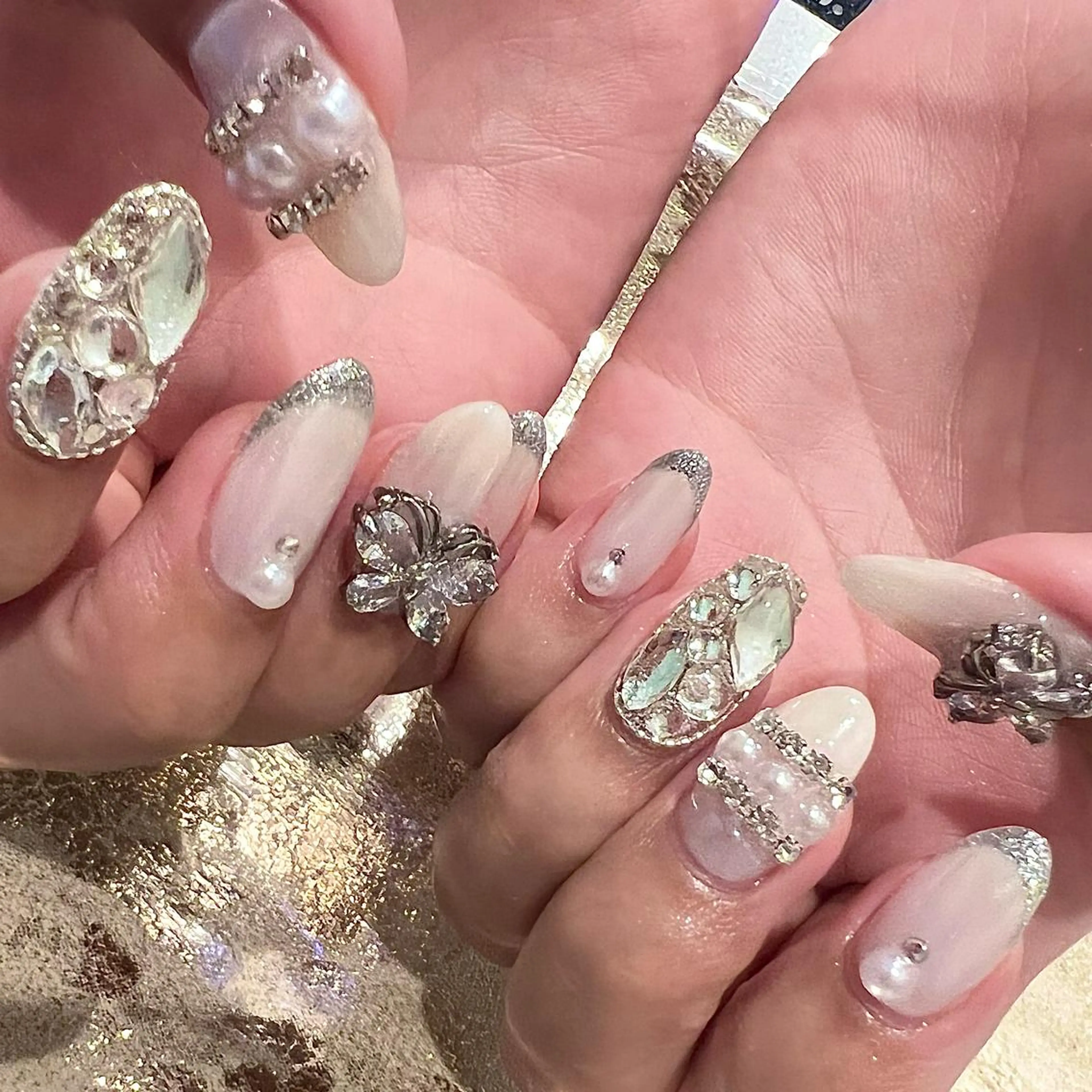ネイル キラキラネイル ミラーネイル ホワイト ハンドネイル H🌺 NAILのネイルデザイン
