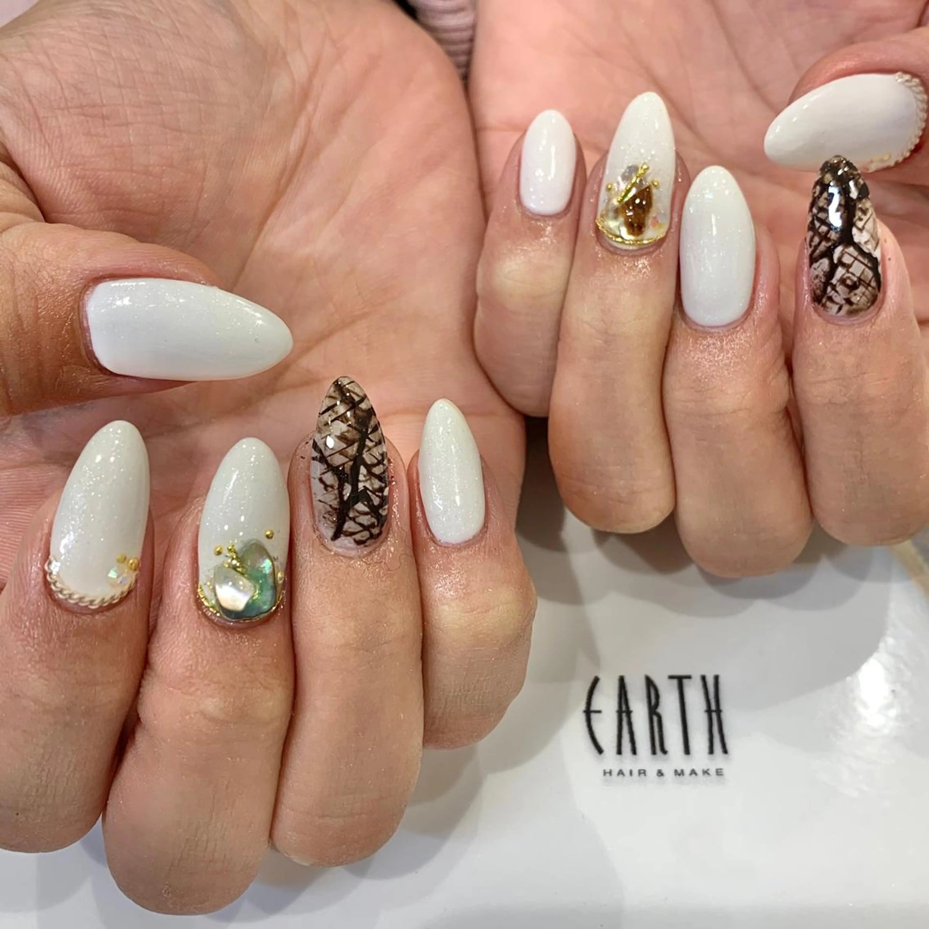 ネイル ホワイト ハンドネイル 佐藤 まりえのネイルデザイン