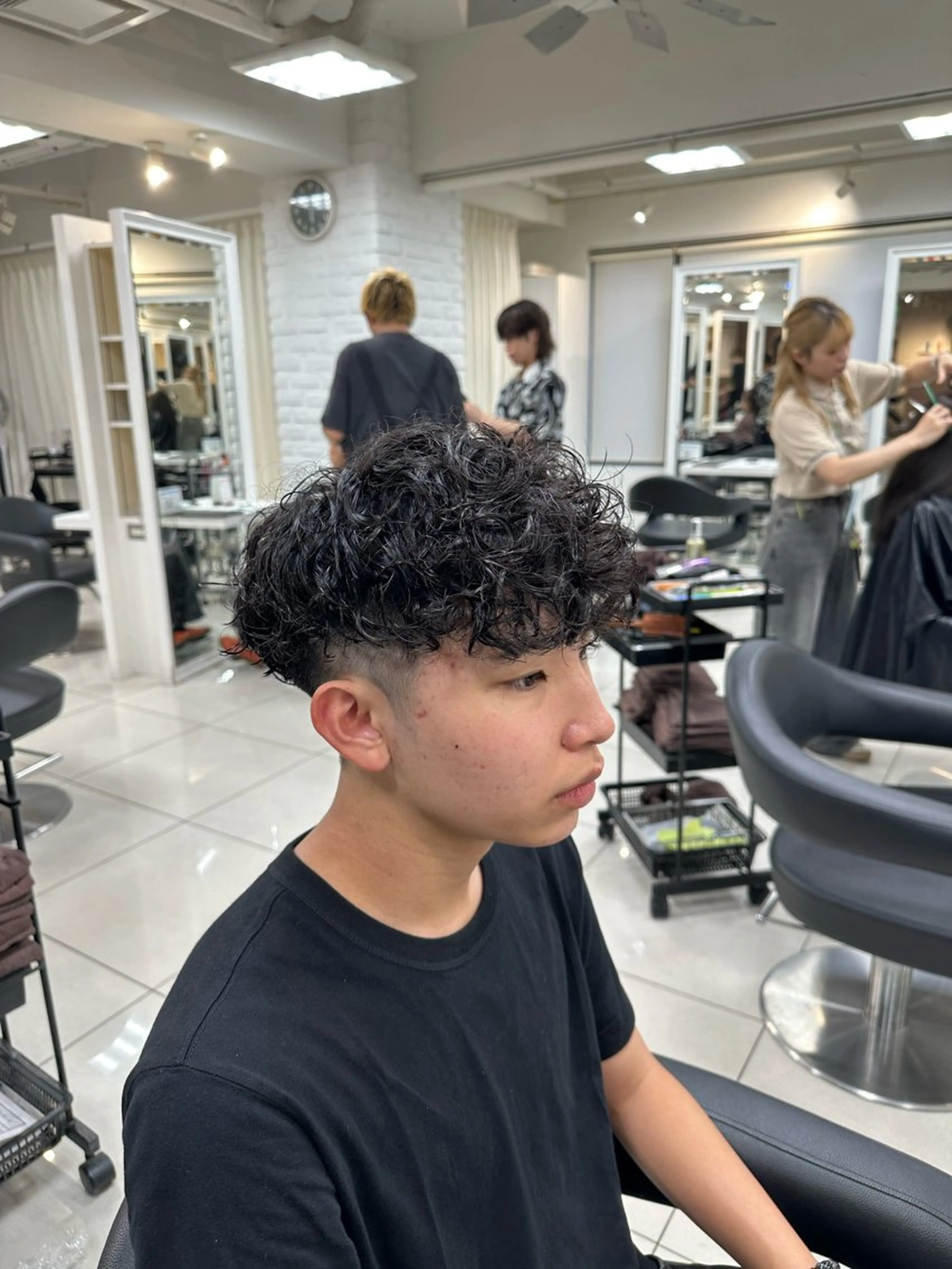 ショート パーマ メンズ スペインカール 刈り上げ カット パーマ トリートメント フェザーパーマ職人 🪶ryosukeのヘアスタイル