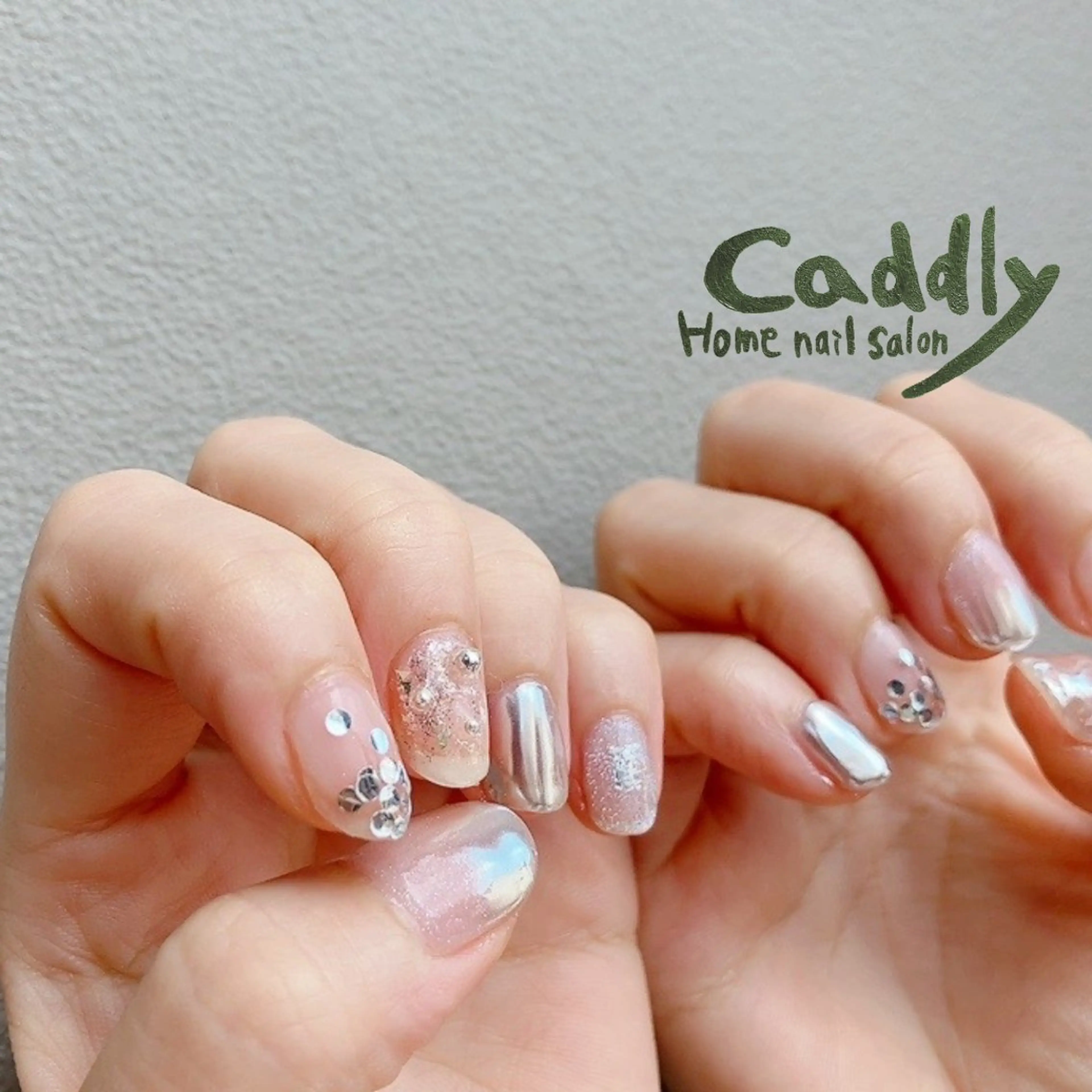 ネイル ニュアンスネイル シルバー caddly naoのネイルデザイン