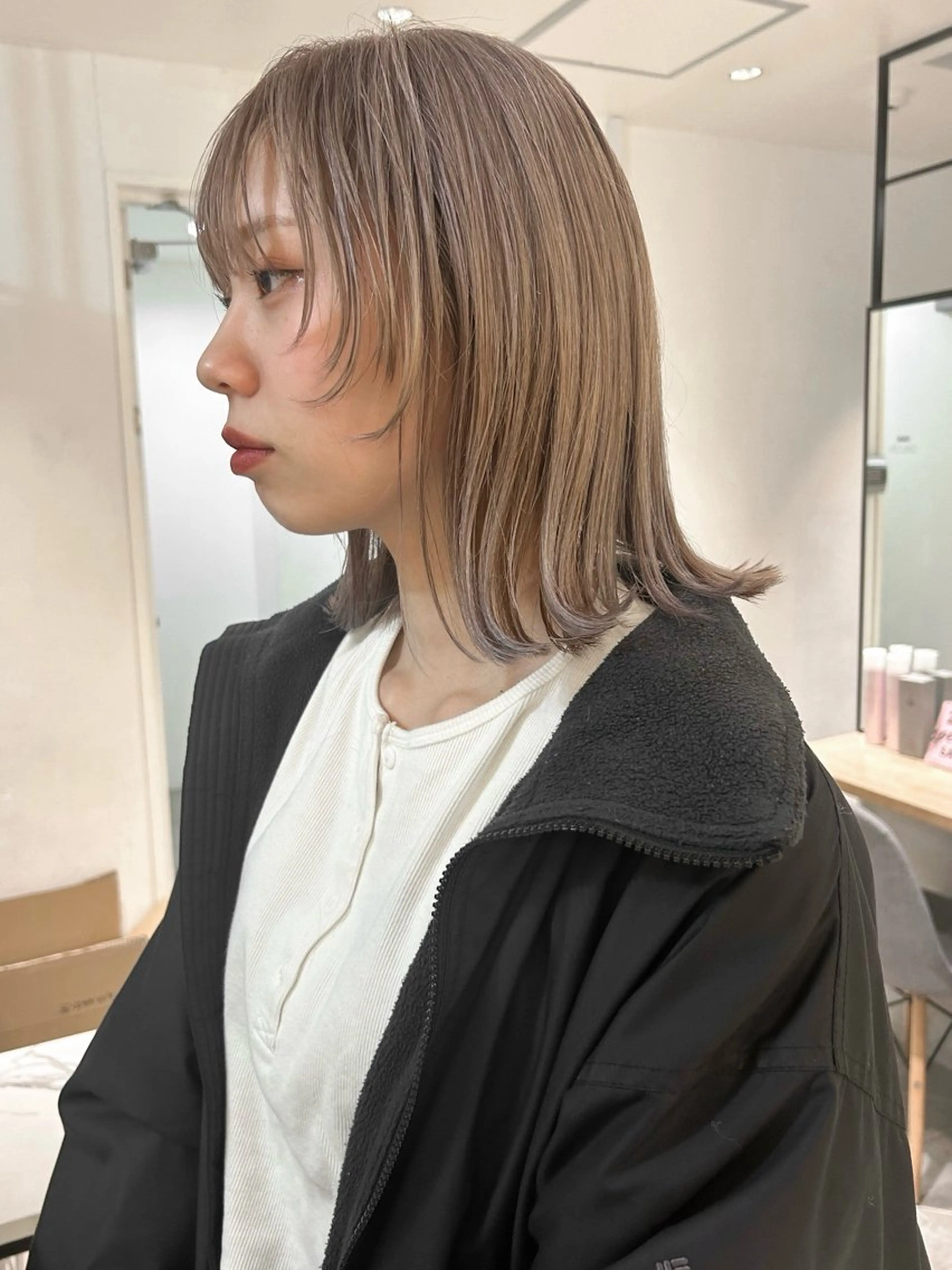 ミディアム カラー ベージュカラー ブリーチ ケアブリーチ 顔周りカット カット ヘアカラー トリートメント Loom.所属・村上雅人 ナチュラルモードのヘアスタイル