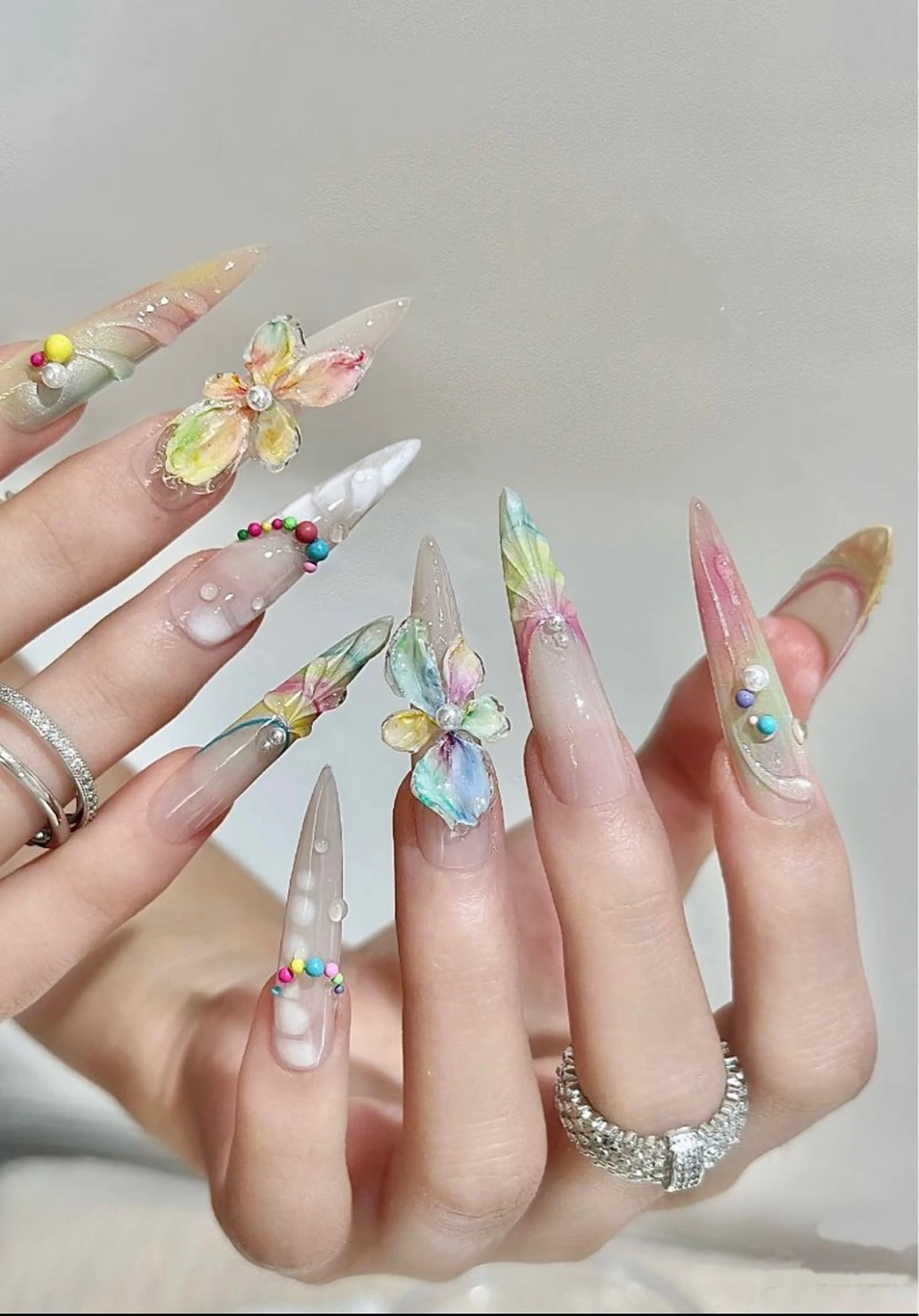 長さ出し+お任せアート(ネイリストが決めるアート、画像と似てる、変更不可)4​〜​5時間の予定の写真