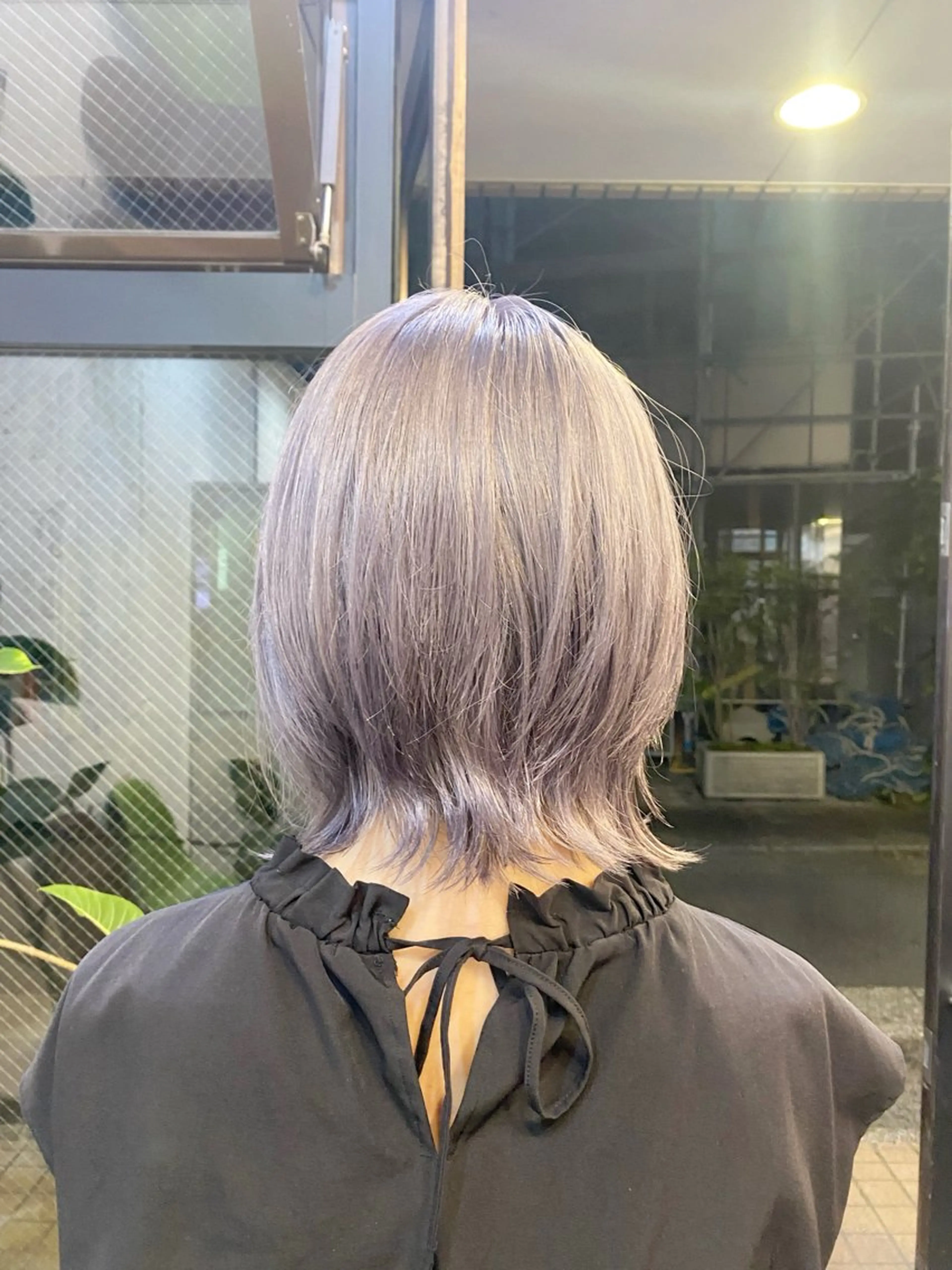 ミディアム カラー ブリーチ シルバー 韓国ヘアハイトーン 👾はちす👾のヘアスタイル