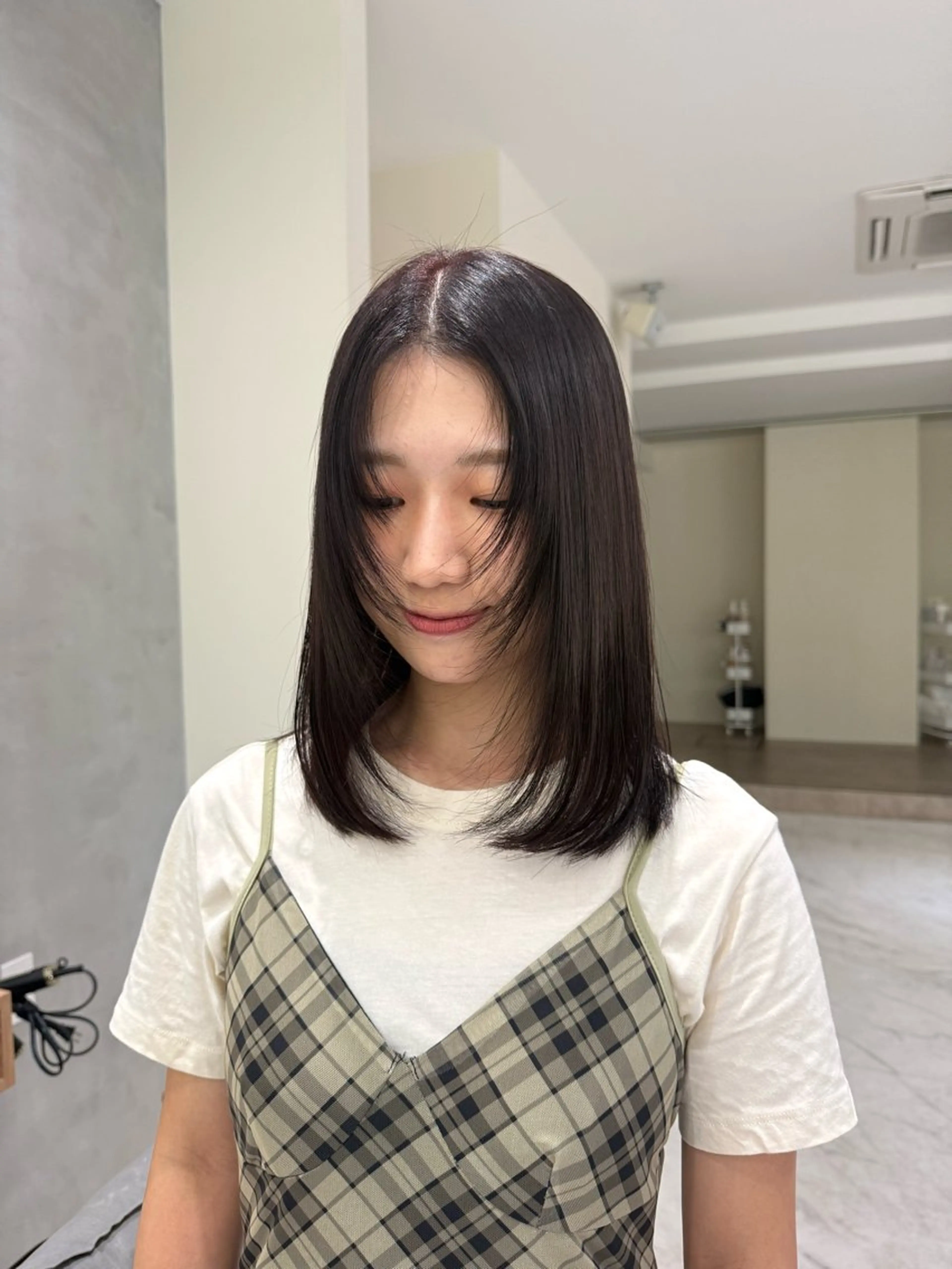 ミディアム 顔まわりレイヤー 顔周りカット レイヤーカット カット ヘアカラー 暗髪/レイヤーカット /透明感/SUのヘアスタイル