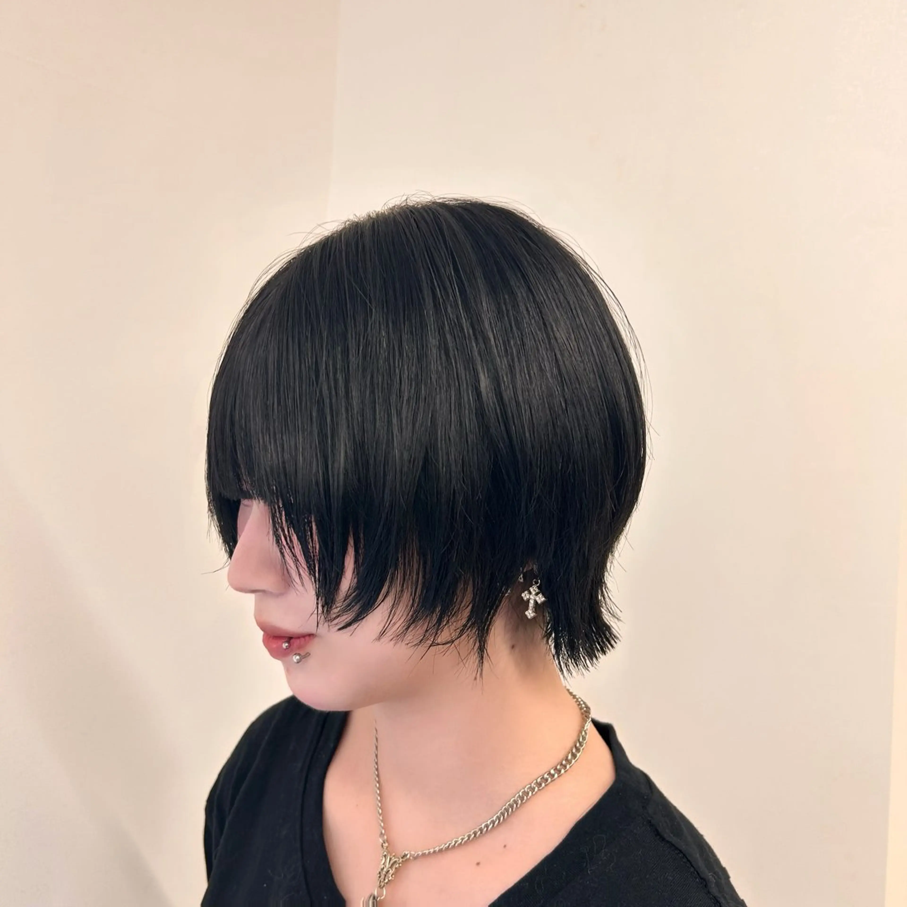 ショート カラー ボブレイヤー 黒髪 ブルーカラー ブルーブラック ボブ カット ヘアカラー 【モデル募集中】りの ルネ北千住店のヘアスタイル