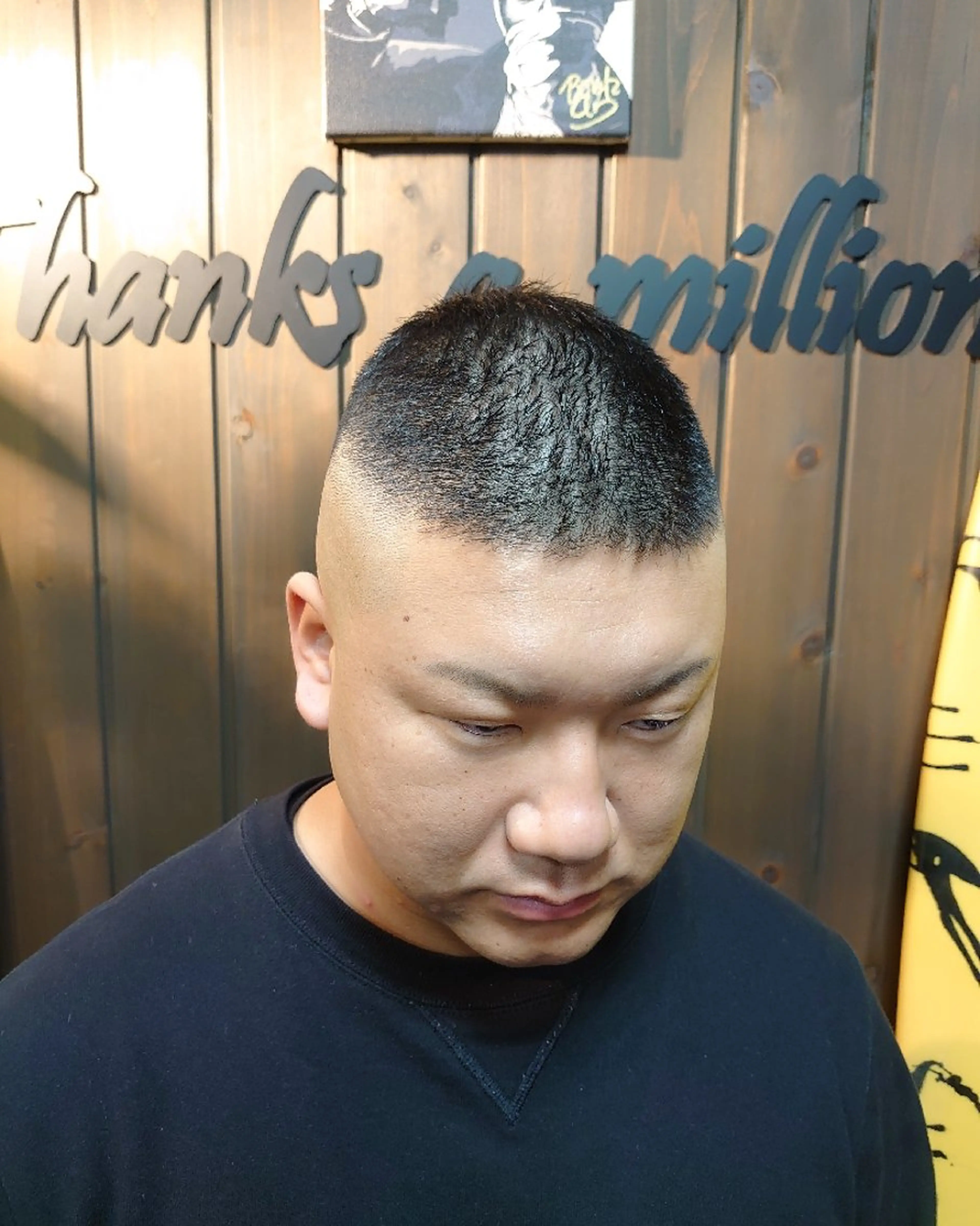 メンズ ショート フェードカット スキンフェード カット サンフラット所属・岡林 選のヘアスタイル