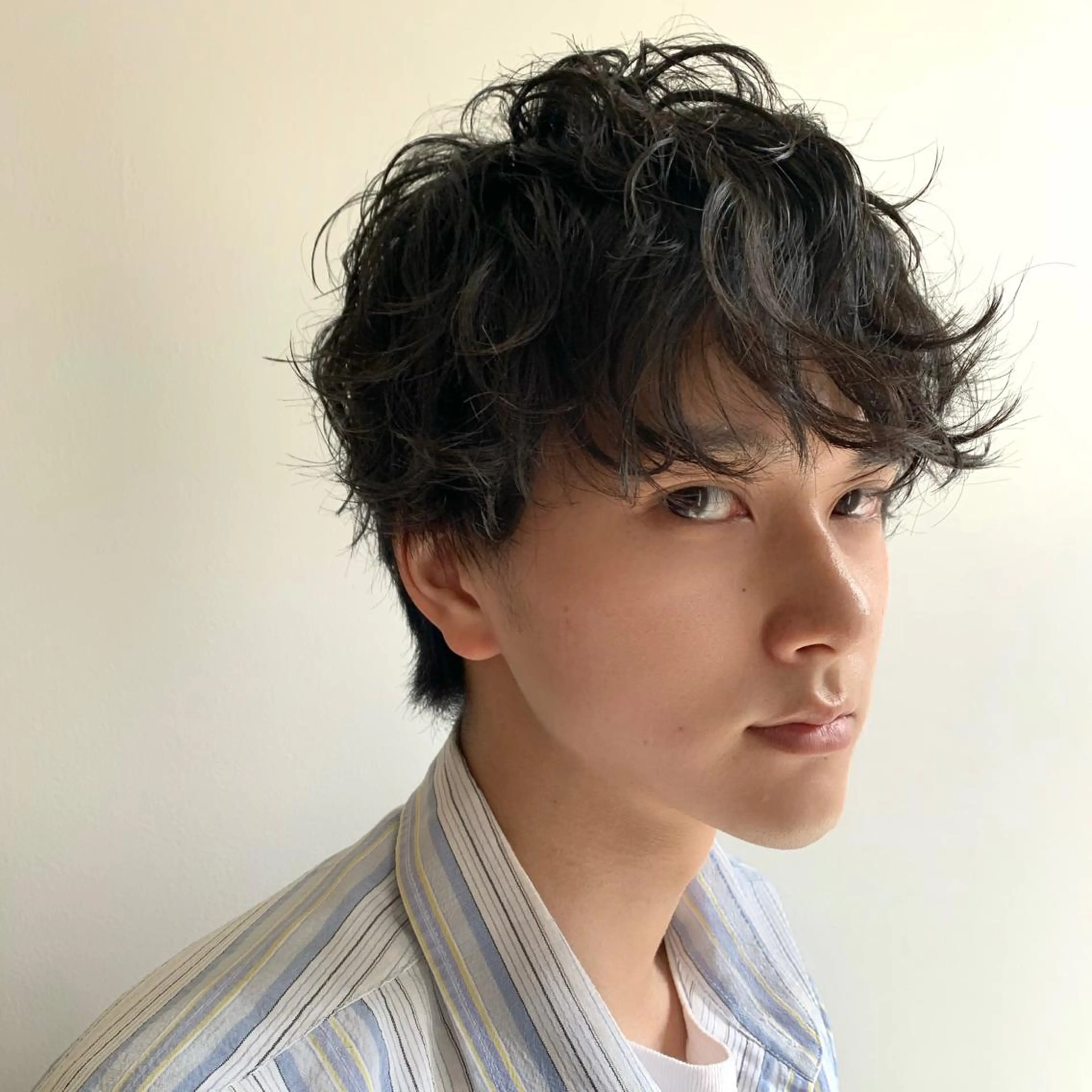 ショート メンズ センターパート コンマヘア マッシュウルフ マッシュ メンズパーマ Chill所属・三矢 ちなつのヘアスタイル