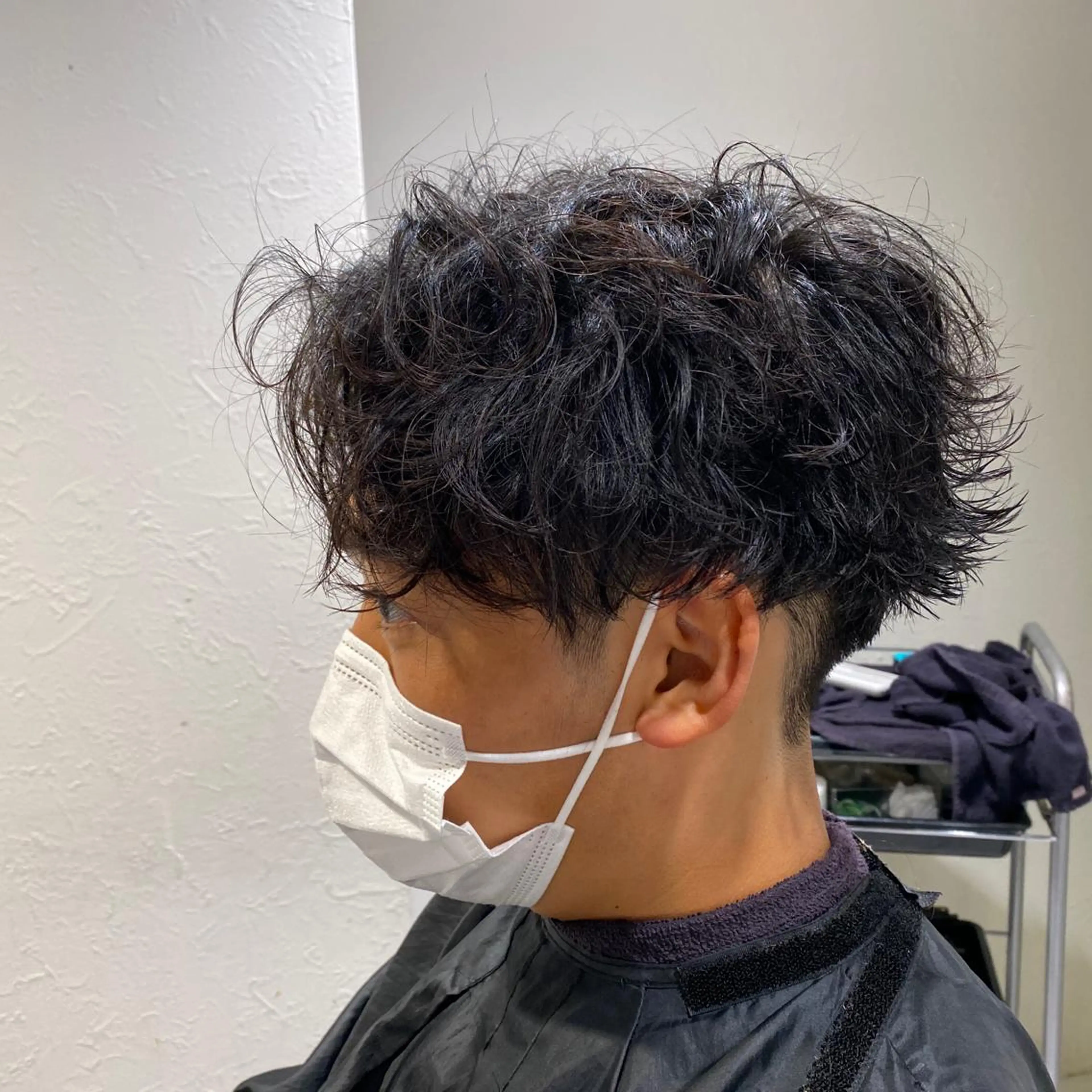 ショート パーマ メンズ アップバング メンズブリーチ ビジネス センターパート メンズハイトーン 赤み消し🌿 透明感カラー🫧のヘアスタイル