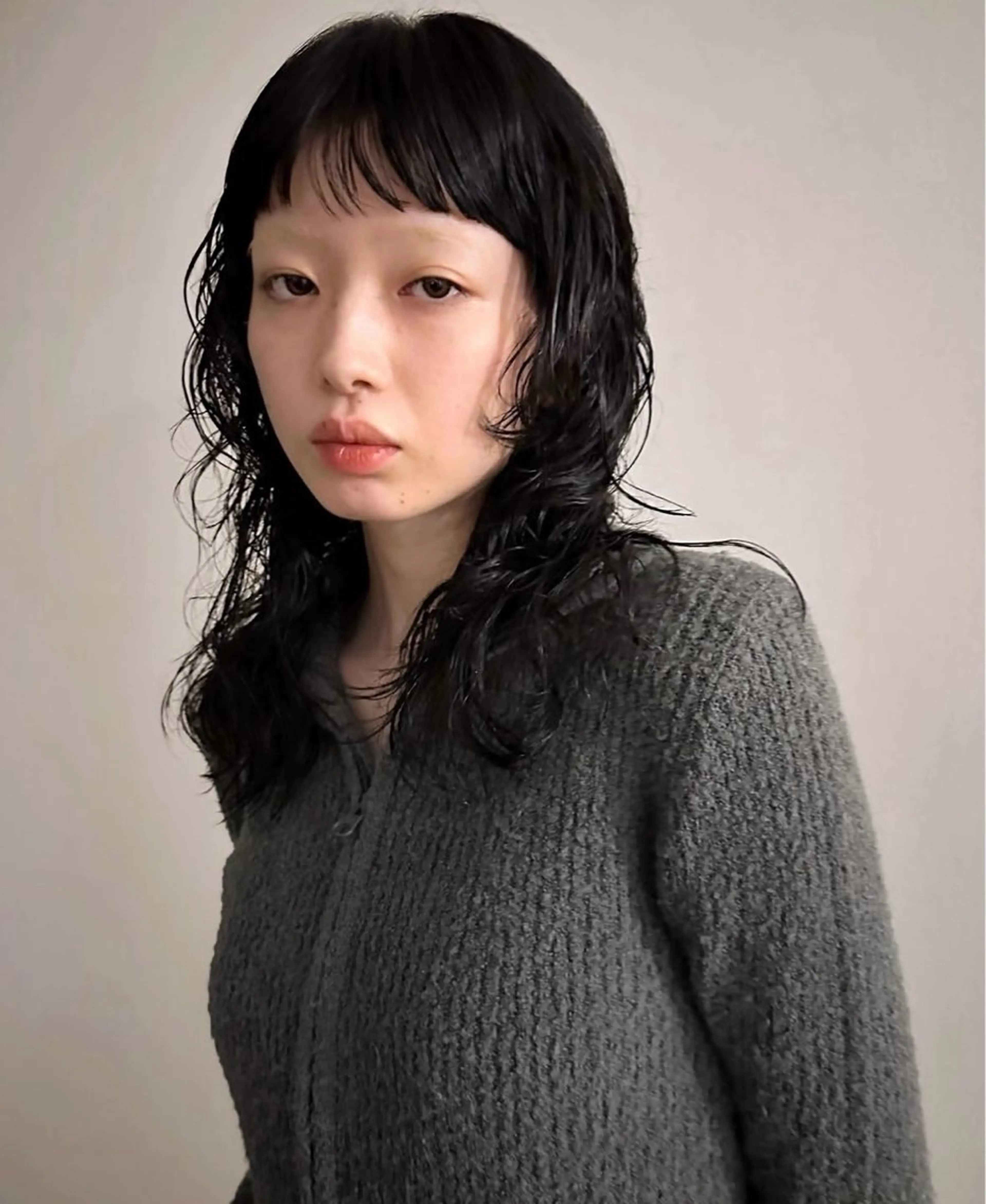 セミロング パーマ セミロングパーマ 顔まわりレイヤー レイヤーカット オン眉 ニュアンスパーマ カット パーマ トリートメント 榛地 渉馬のヘアスタイル