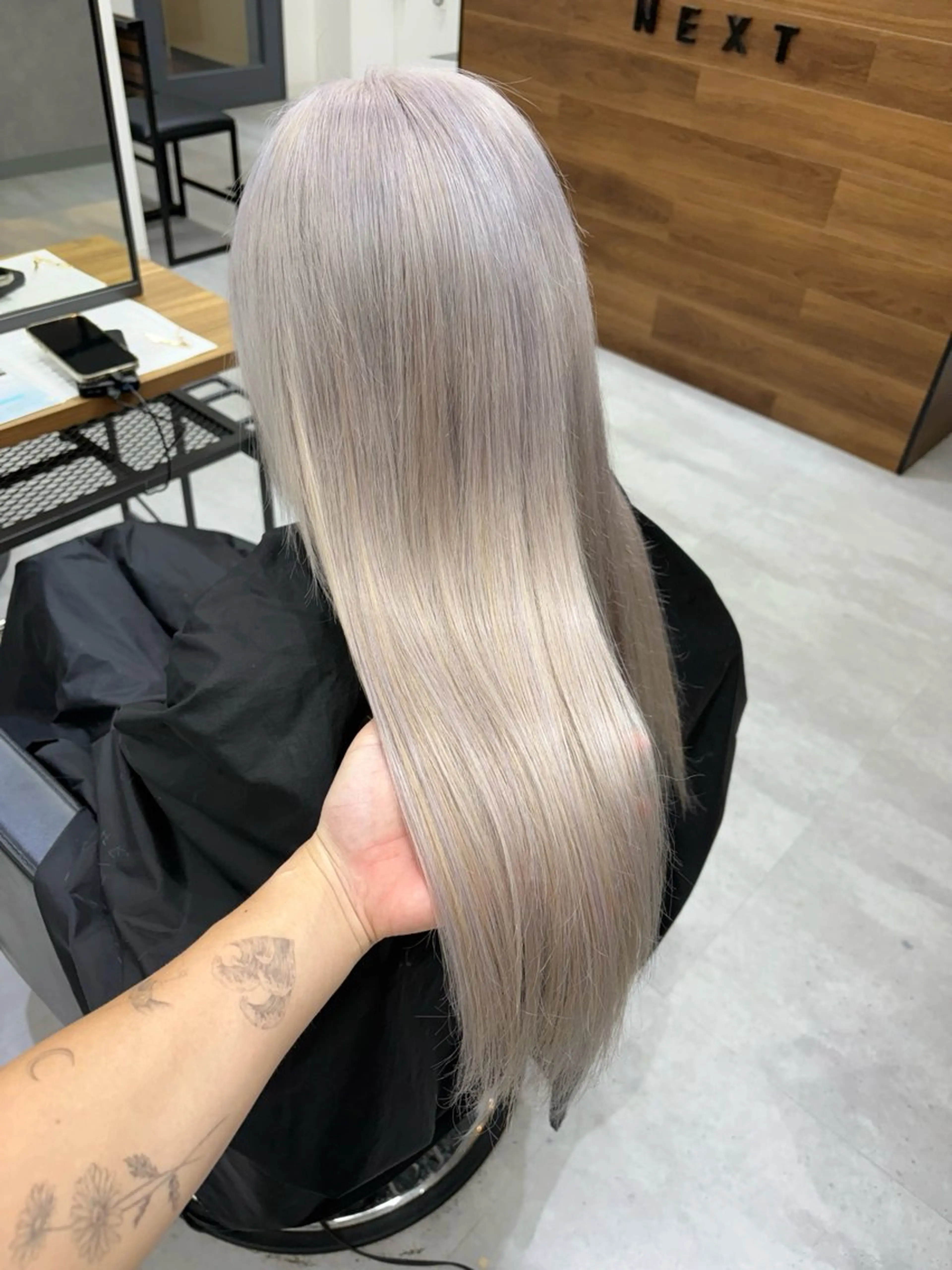 ロング カラー ブリーチ シルバー ヘアカラー エクステ KEISUKE🧡 ハイトーン/エクステのヘアスタイル