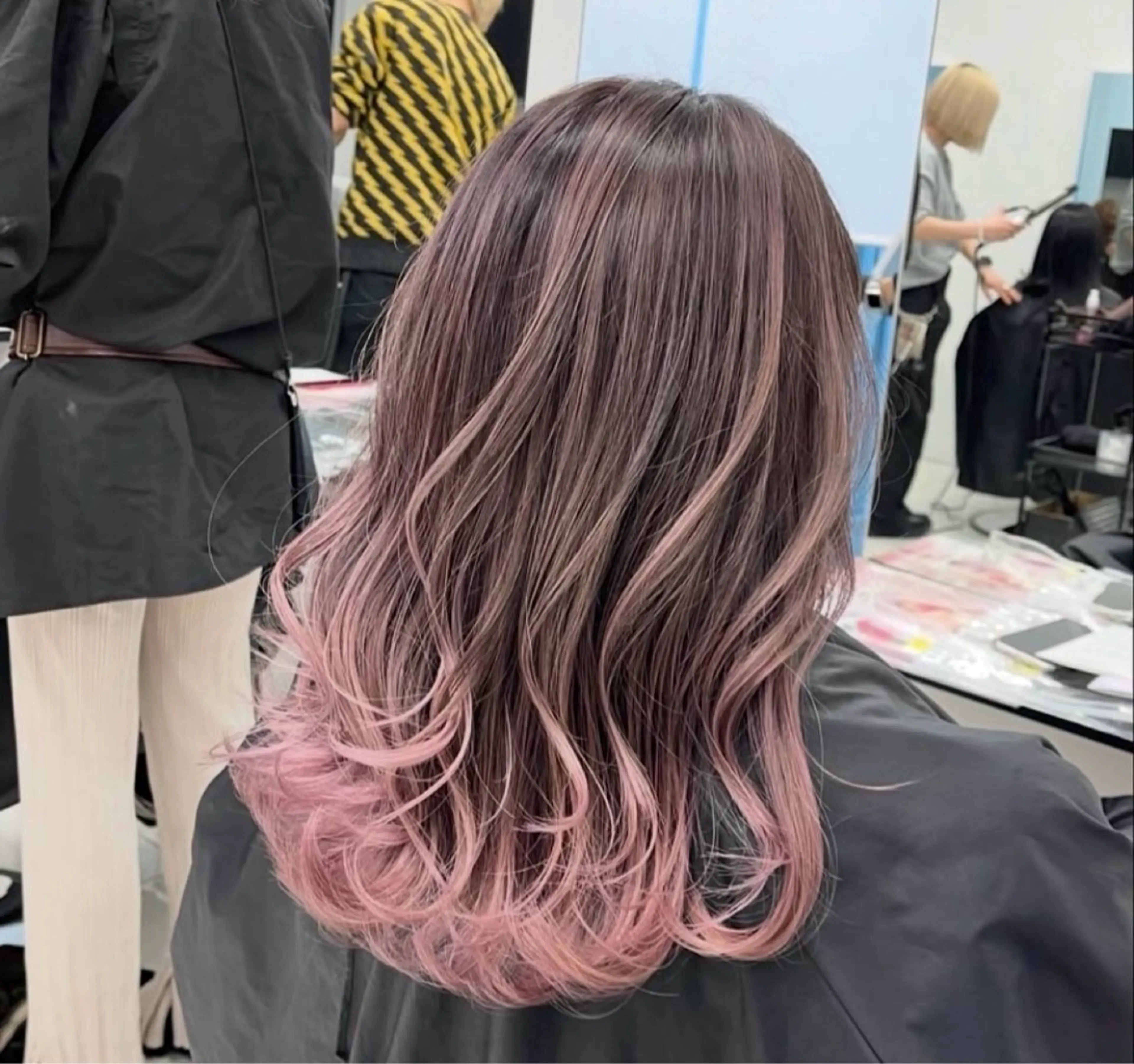 セミロング カラー バレイヤージュ ピンクカラー レイヤーカット ヘアカラー バレイヤージュ/ ハイライトꔛyumeのヘアスタイル