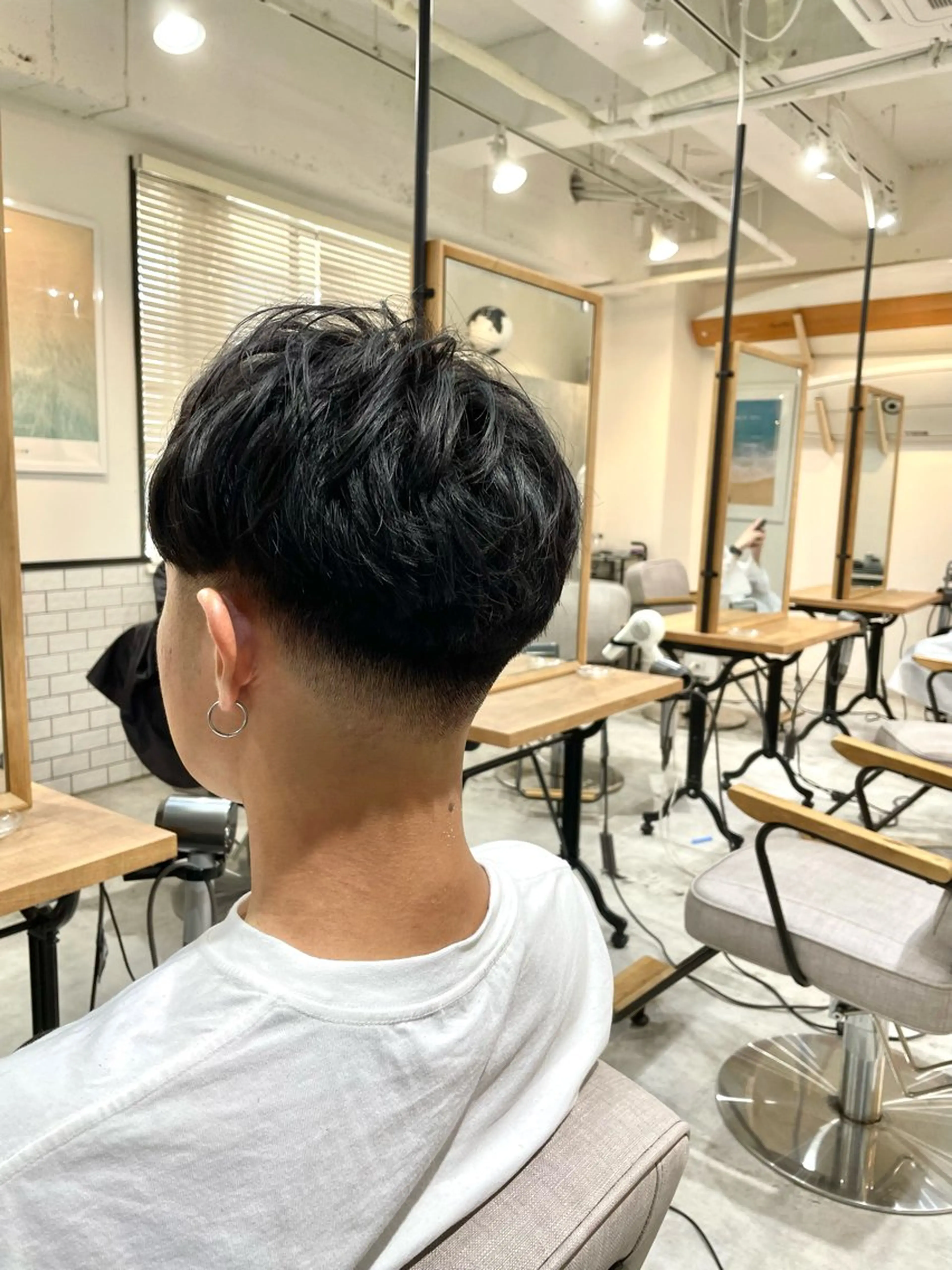 ショート パーマ メンズ フェードカット ツーブロック カット ヘアカラー パーマ ホワイトカラー/ ピンクベージュにったのヘアスタイル