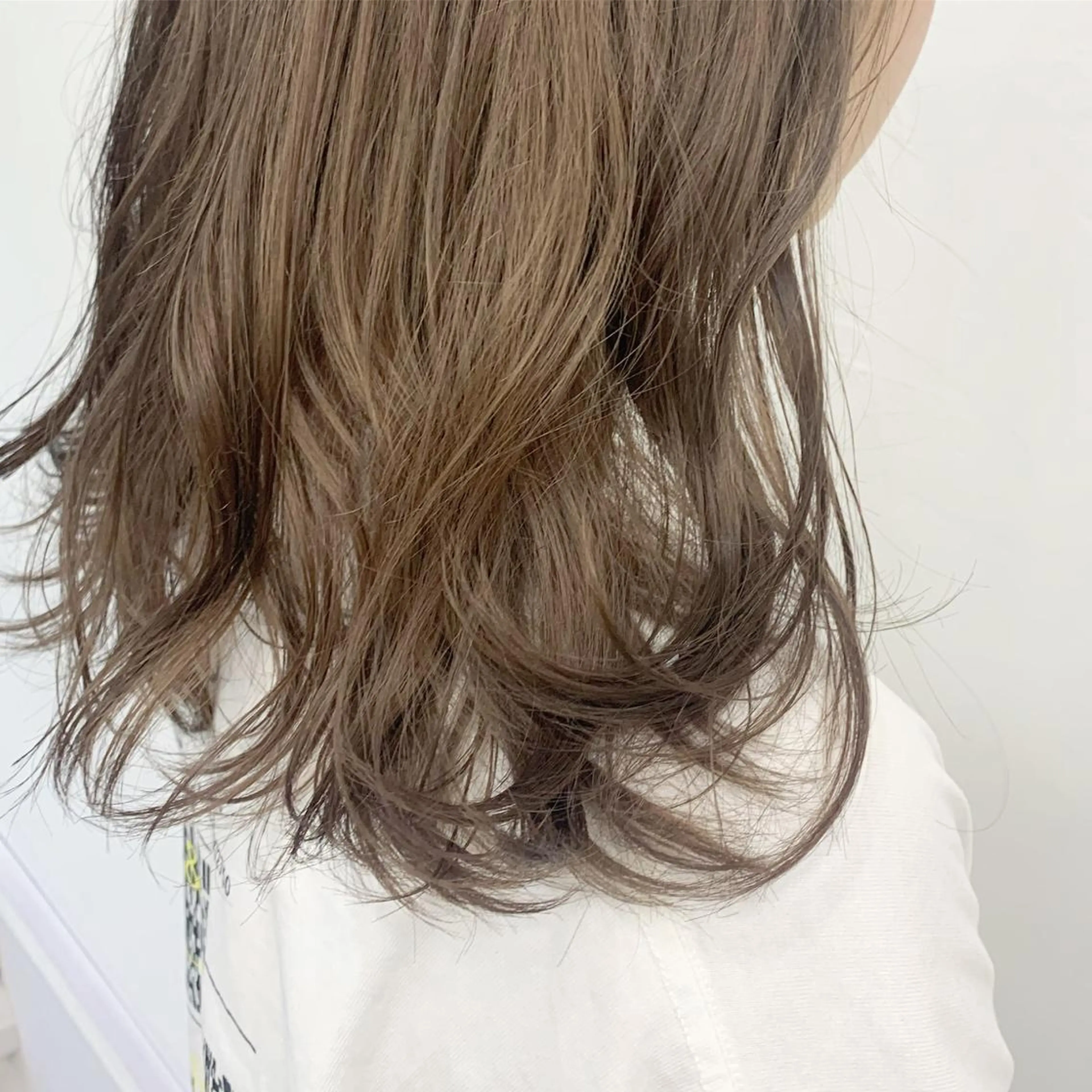 セミロング カラー ベージュカラー カット ヘアカラー トリートメント chama レイヤーカットのヘアスタイル