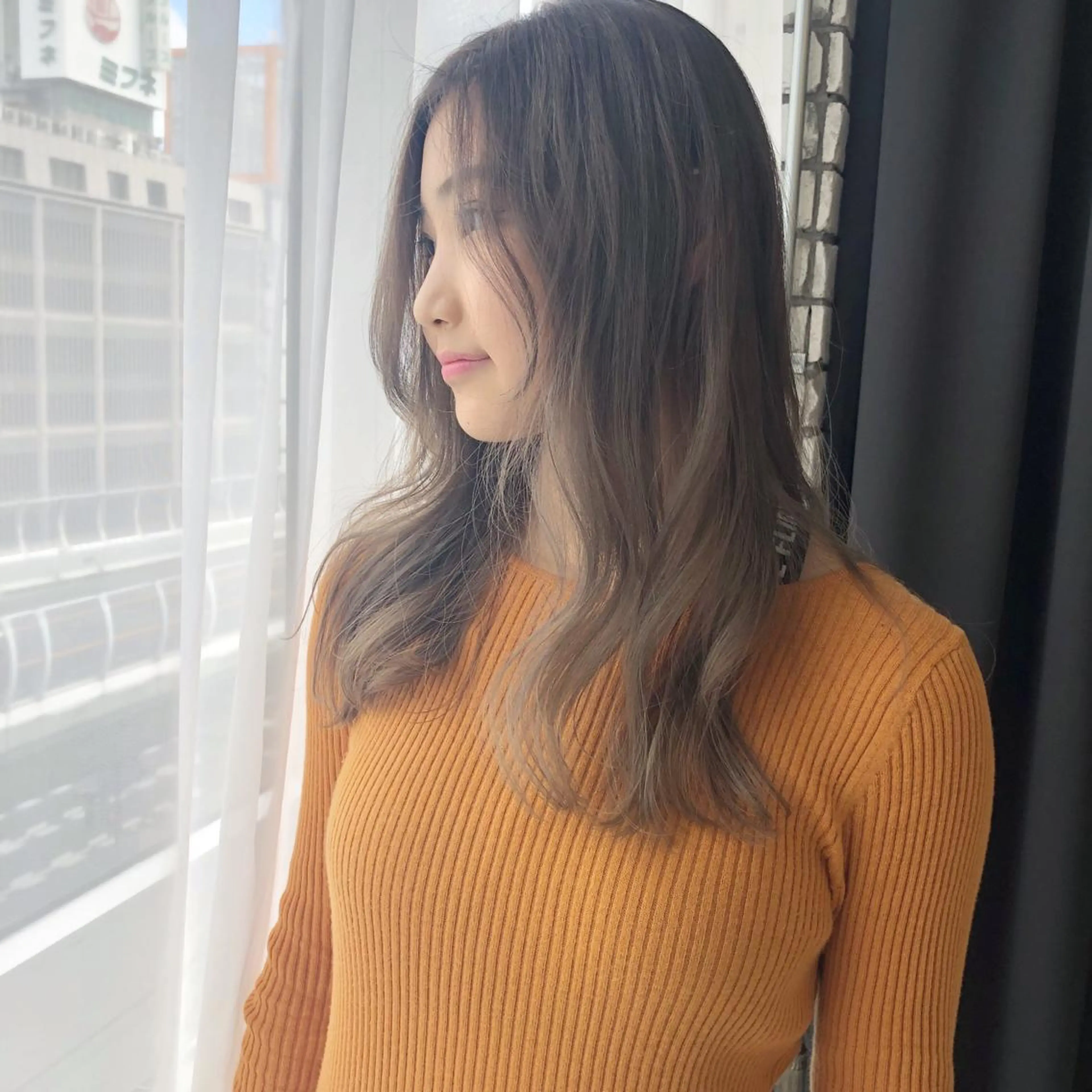 ロング カラー バレイヤージュ ベージュカラー ハイトーンカラー レイヤーカット ORIKA 美容室のヘアスタイル