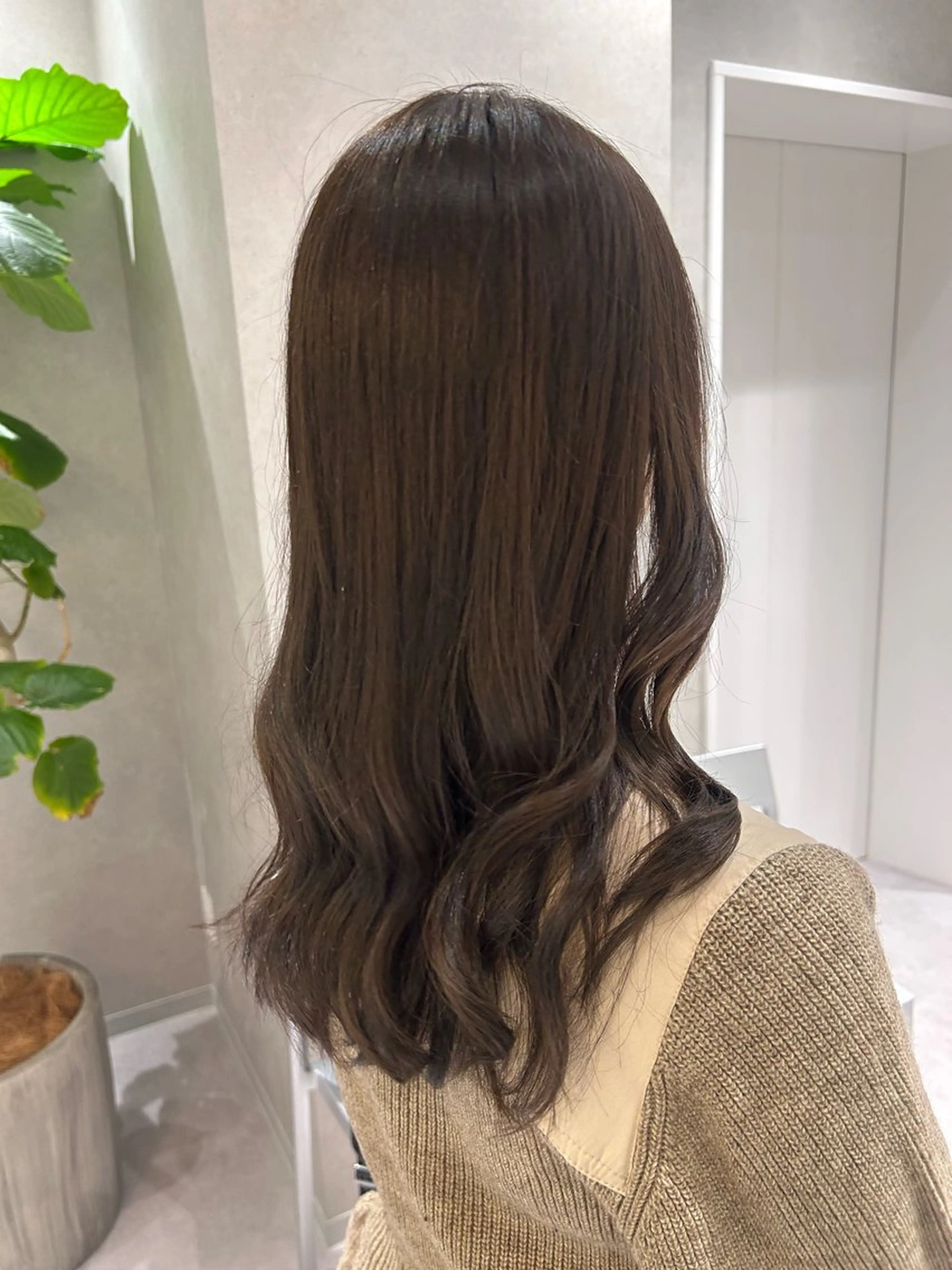 セミロング カラー 透明感カラー グレージュ オリーブグレージュ オリーブグレー カット ヘアカラー トリートメント SALOWIN 新宿三丁目me+所属・レイヤー/ボブ/ 髪質改善/石井ハルカのヘアスタイル