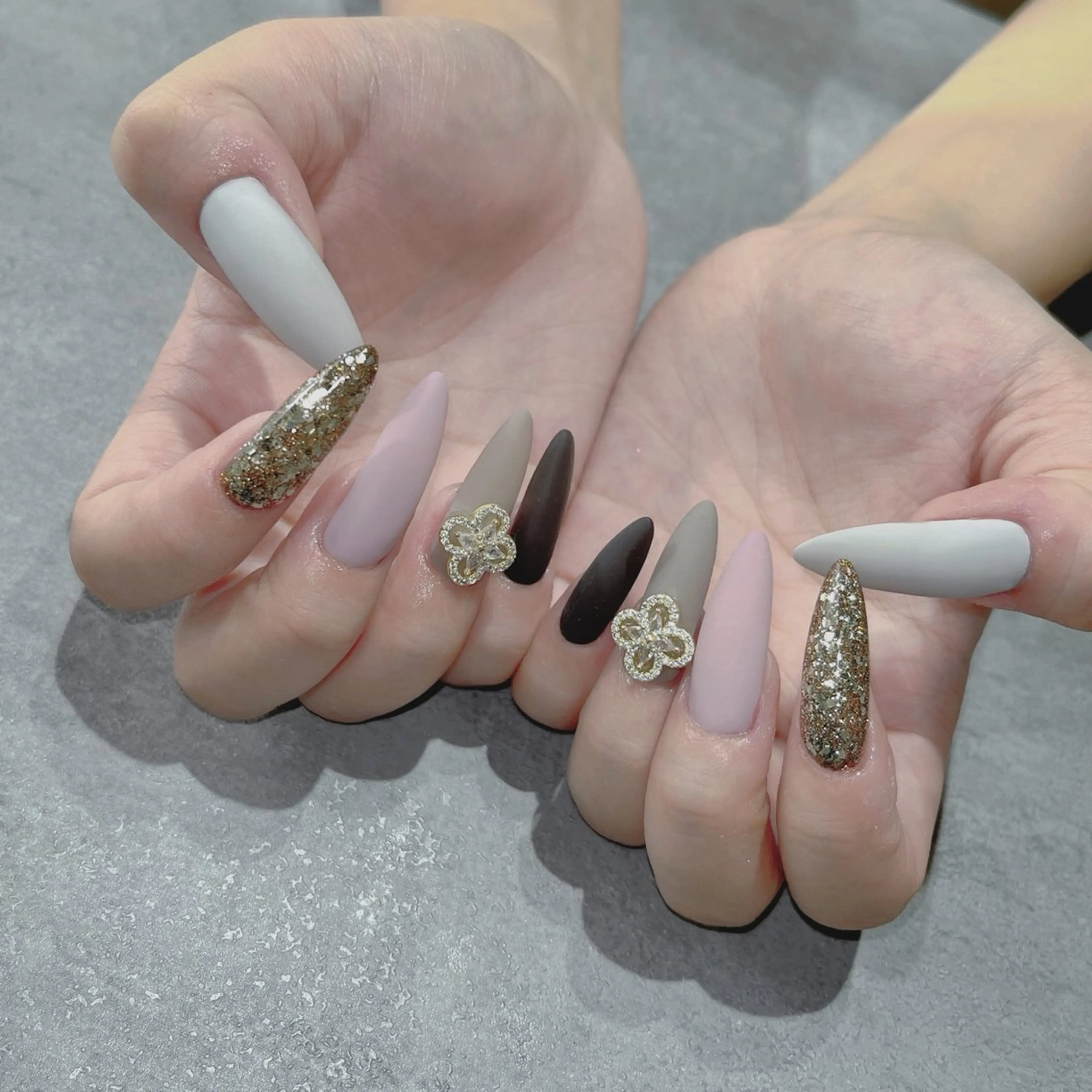 ネイル フットネイル フレンチネイル ジェルネイル ラメ(グリッター) ラメグラデーション ハンドネイル NEO Beauty Salon所属・𝐍𝐄𝐎 𝐉𝐔𝐑𝐈のネイルデザイン