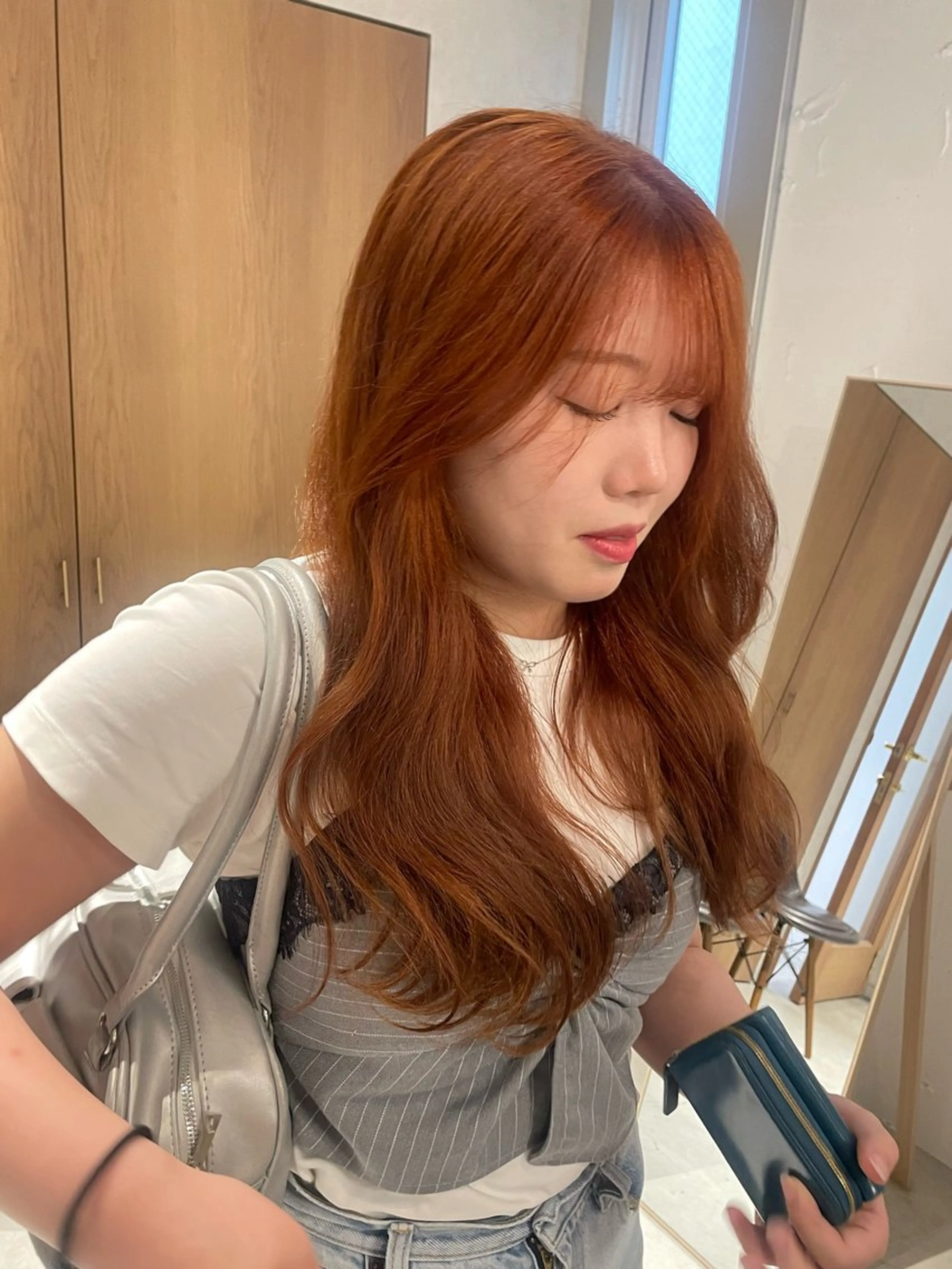 ロング カラー アッシュ ベージュカラー ブリーチ 透明感カラー ダブルカラー カット ヘアカラー トリートメント mei｜顔まわり ×透明感カラーのヘアスタイル