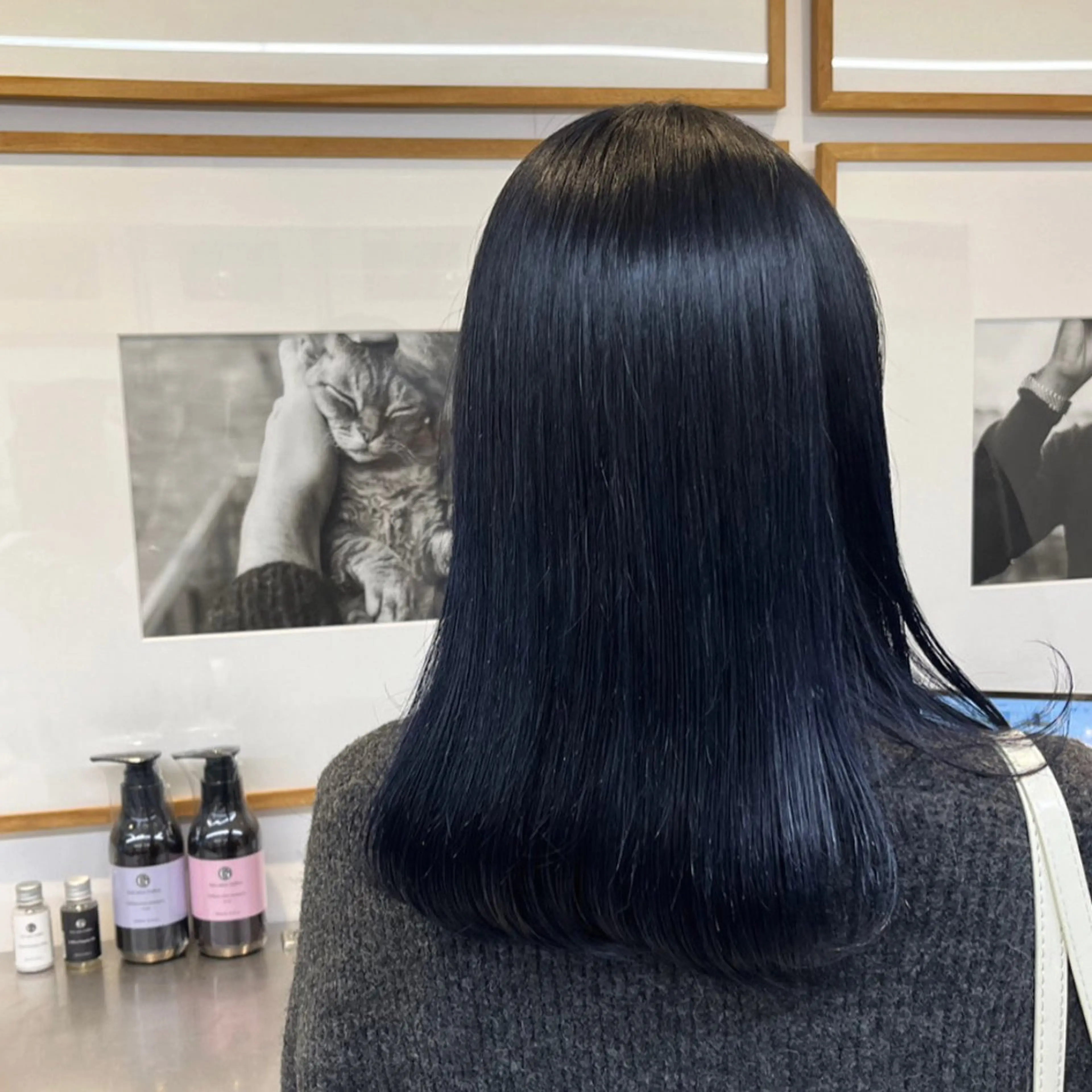ミディアム カラー 黒髪 ブルーカラー ブルーブラック ブルージュ 韓国風カラー ヘアカラー トリートメント ヘッドスパ ヘアセット カジュアルを女っぽく 𝗮𝘆𝗮𝗰𝗼のヘアスタイル