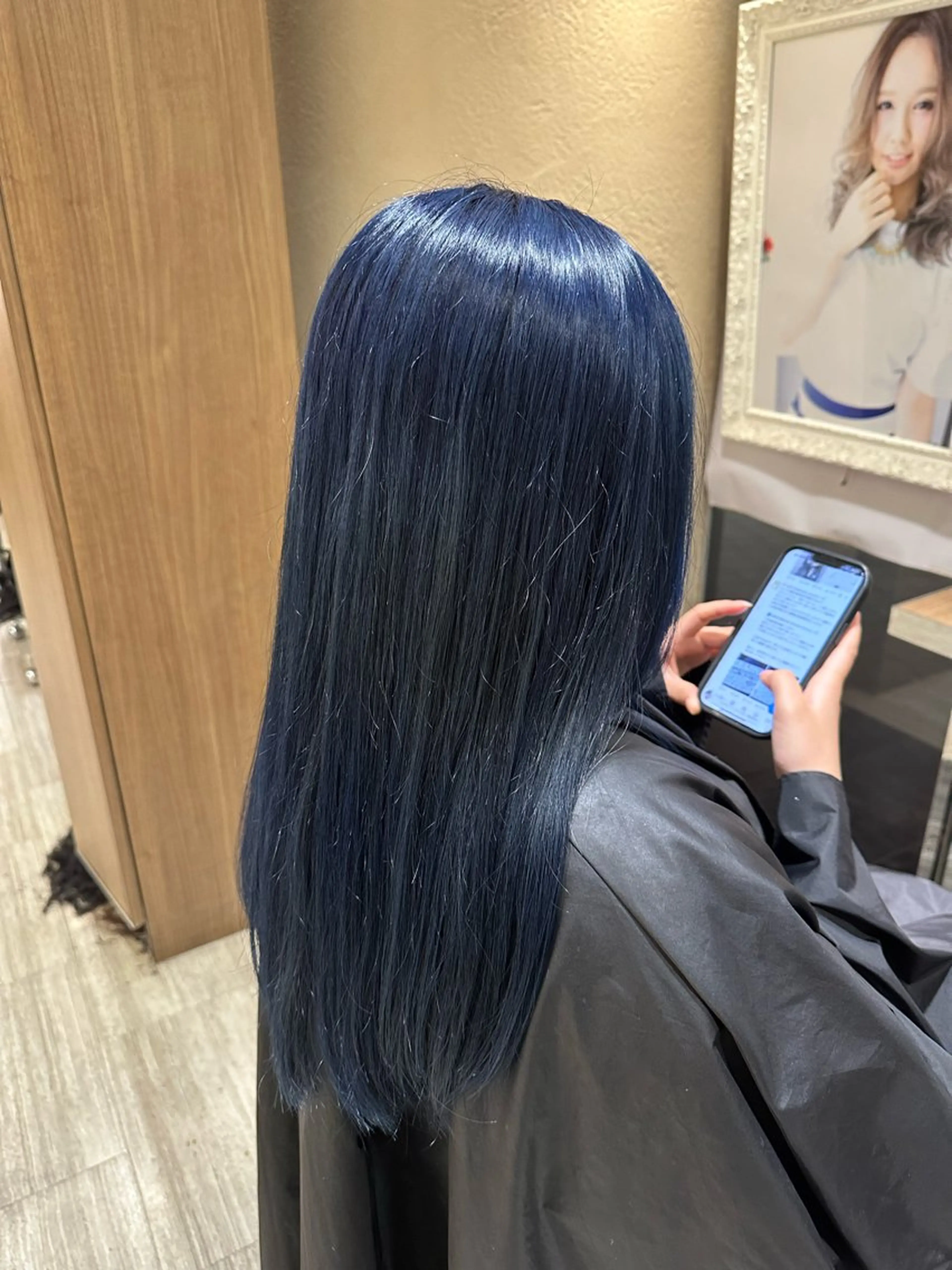 セミロング カラー ブルーカラー グランジュ京橋店所属・石田 頌のヘアスタイル