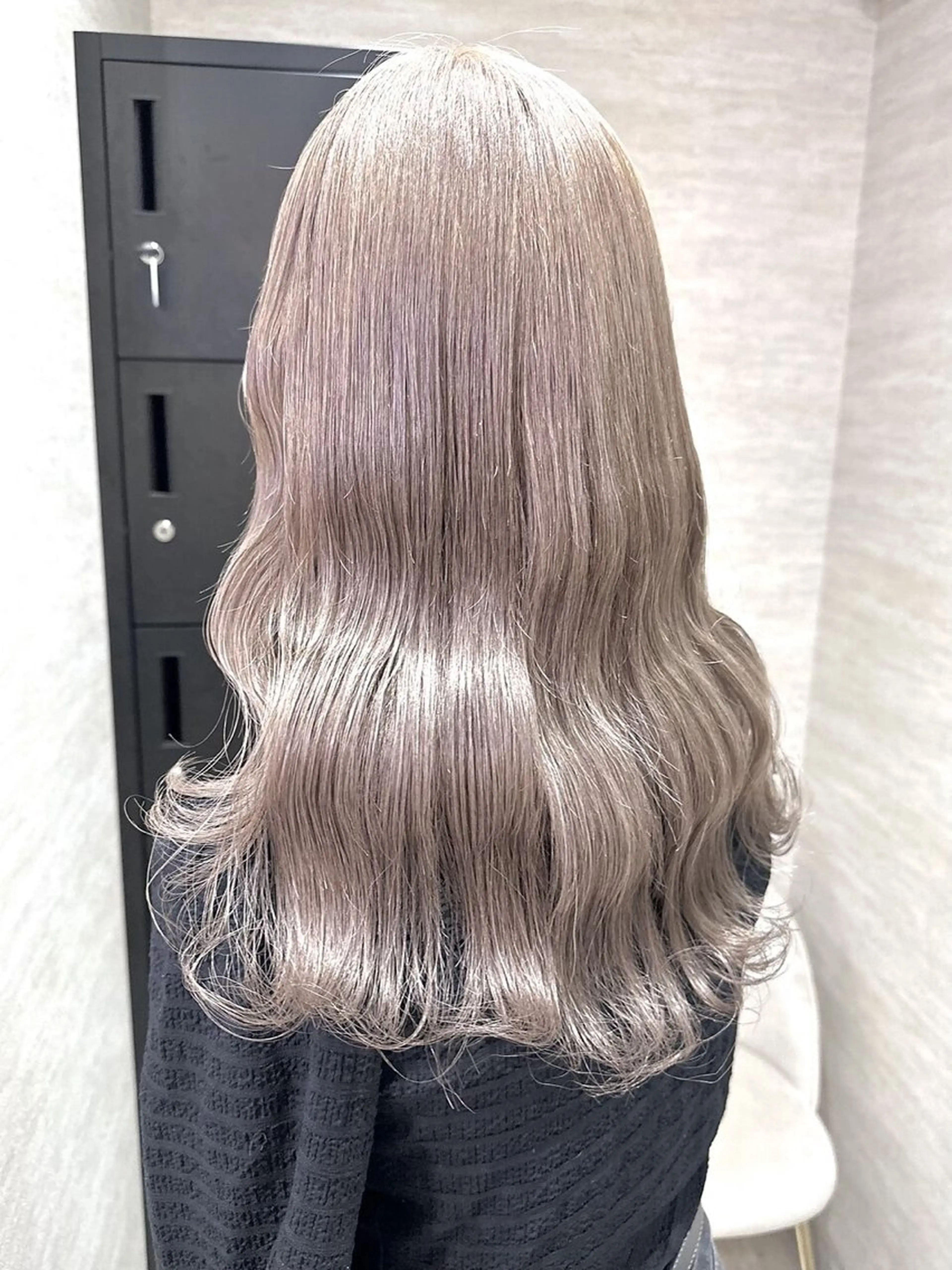 ロング カラー ヘアアレンジ ベージュカラー ブリーチ ミルクティーベージュ ロング ヘアカラー 💙Ami💙 elubylovisのヘアスタイル