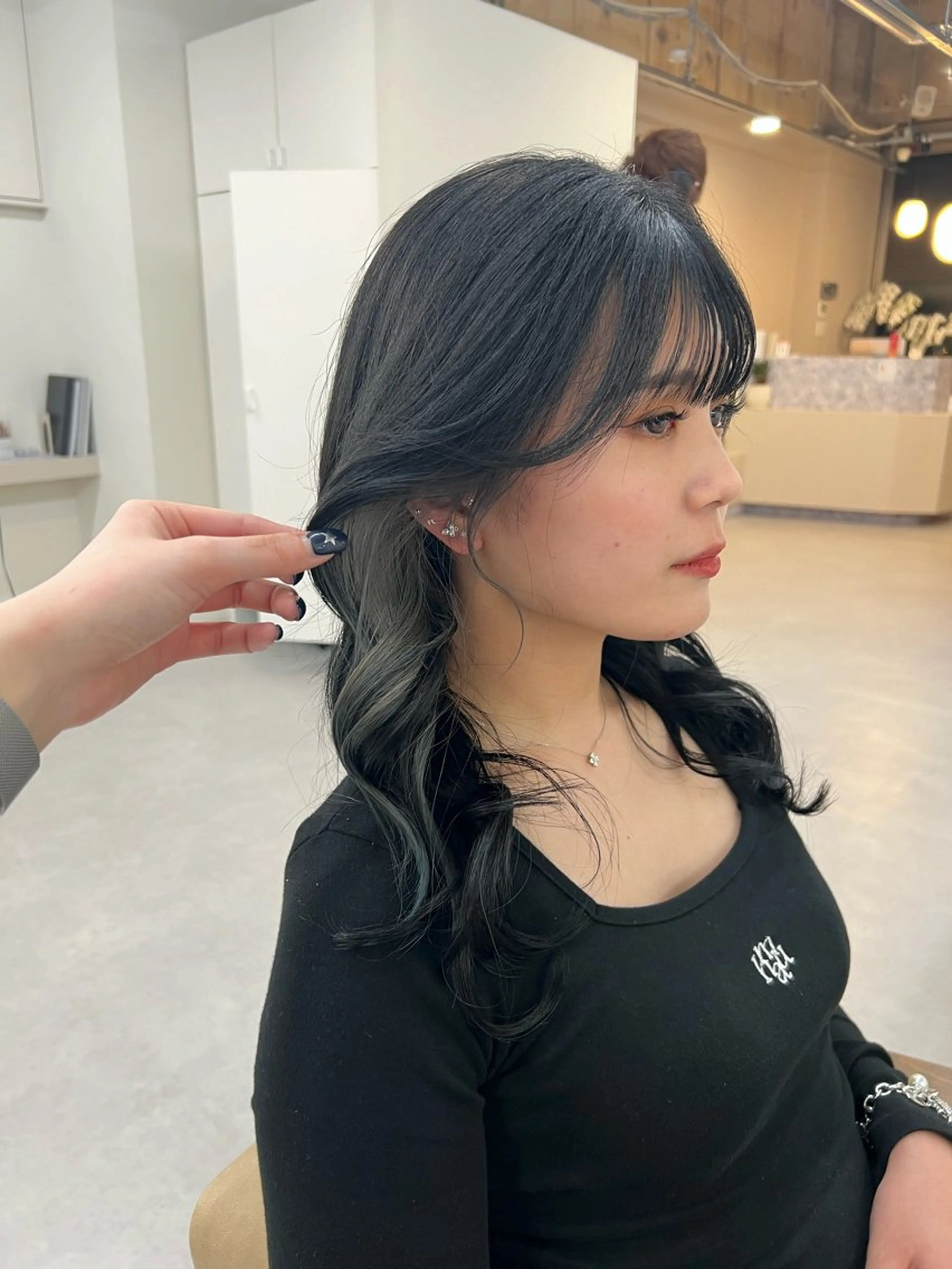 ロング カラー 黒髪 ブリーチ ブルーカラー ブルーブラック ケアブリーチ ヘアカラー ブリーチカラー🦋‪ 田中さくらのヘアスタイル
