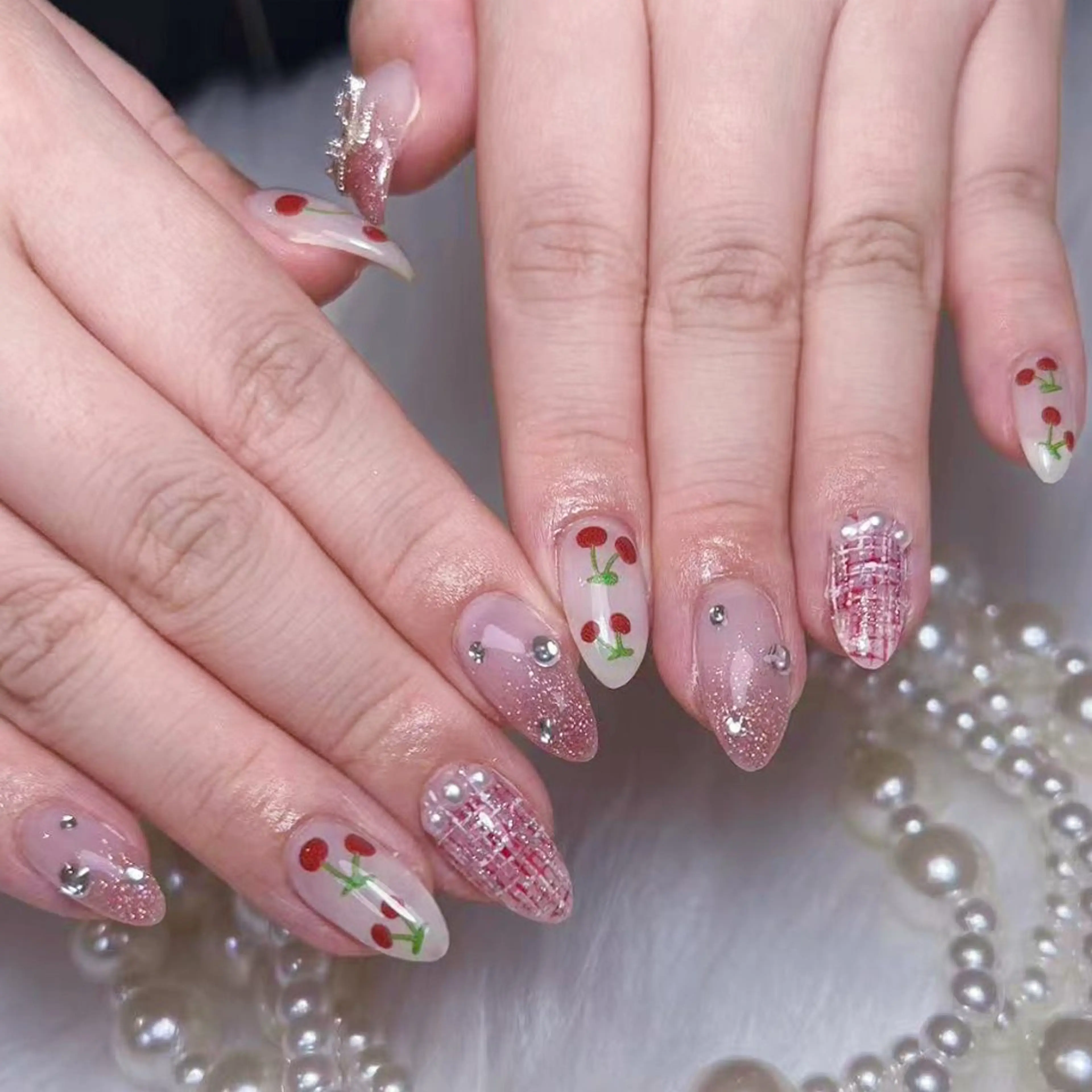 ネイル アートネイル オーロラネイル ガーリー キラキラネイル 韓国ネイル ハンドネイル yu ri 🌹のネイルデザイン