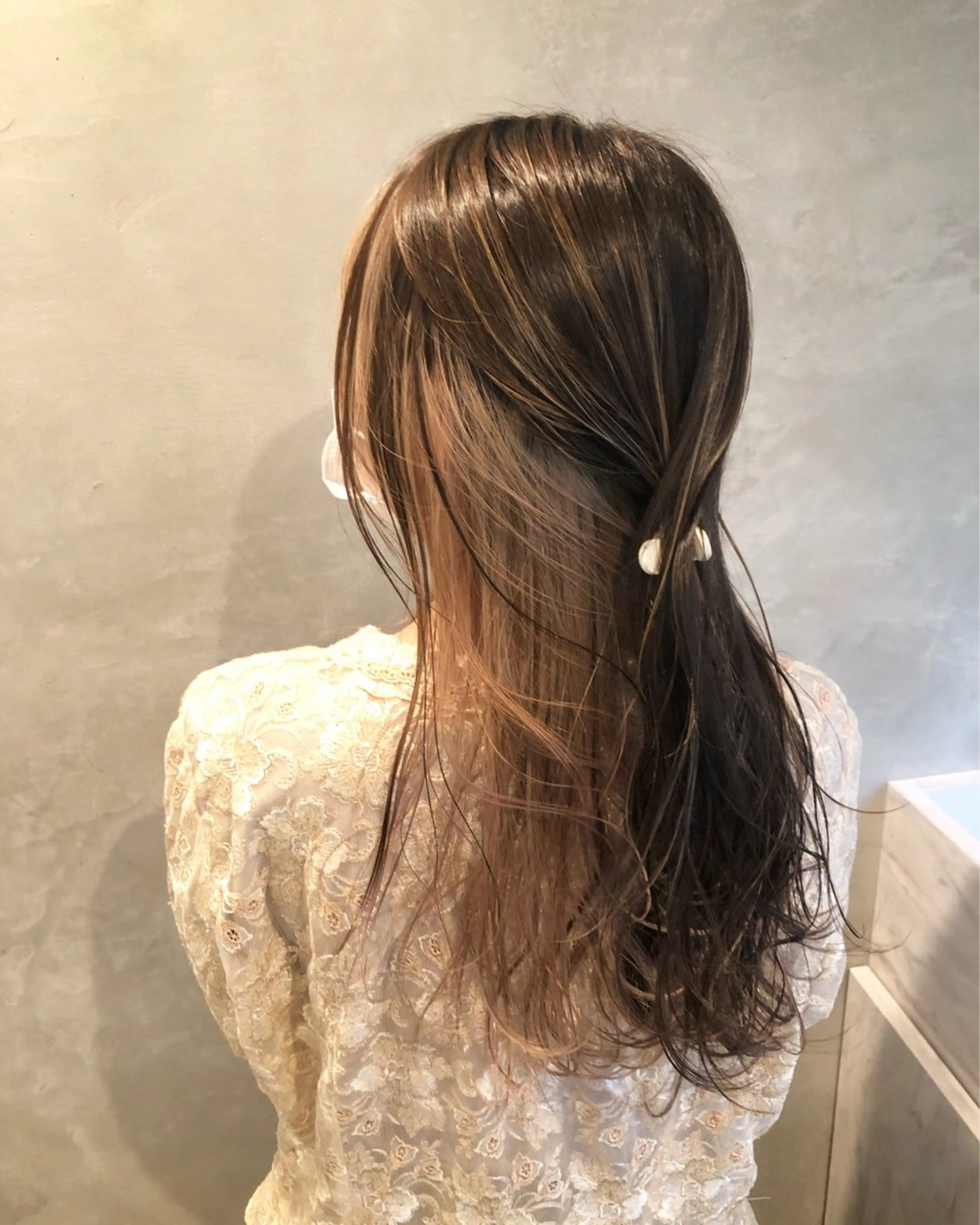 ミディアム カラー イヤリングカラー インナーカラー ヘアカラー 透け感カラー🫧 加納トモヒロのヘアスタイル